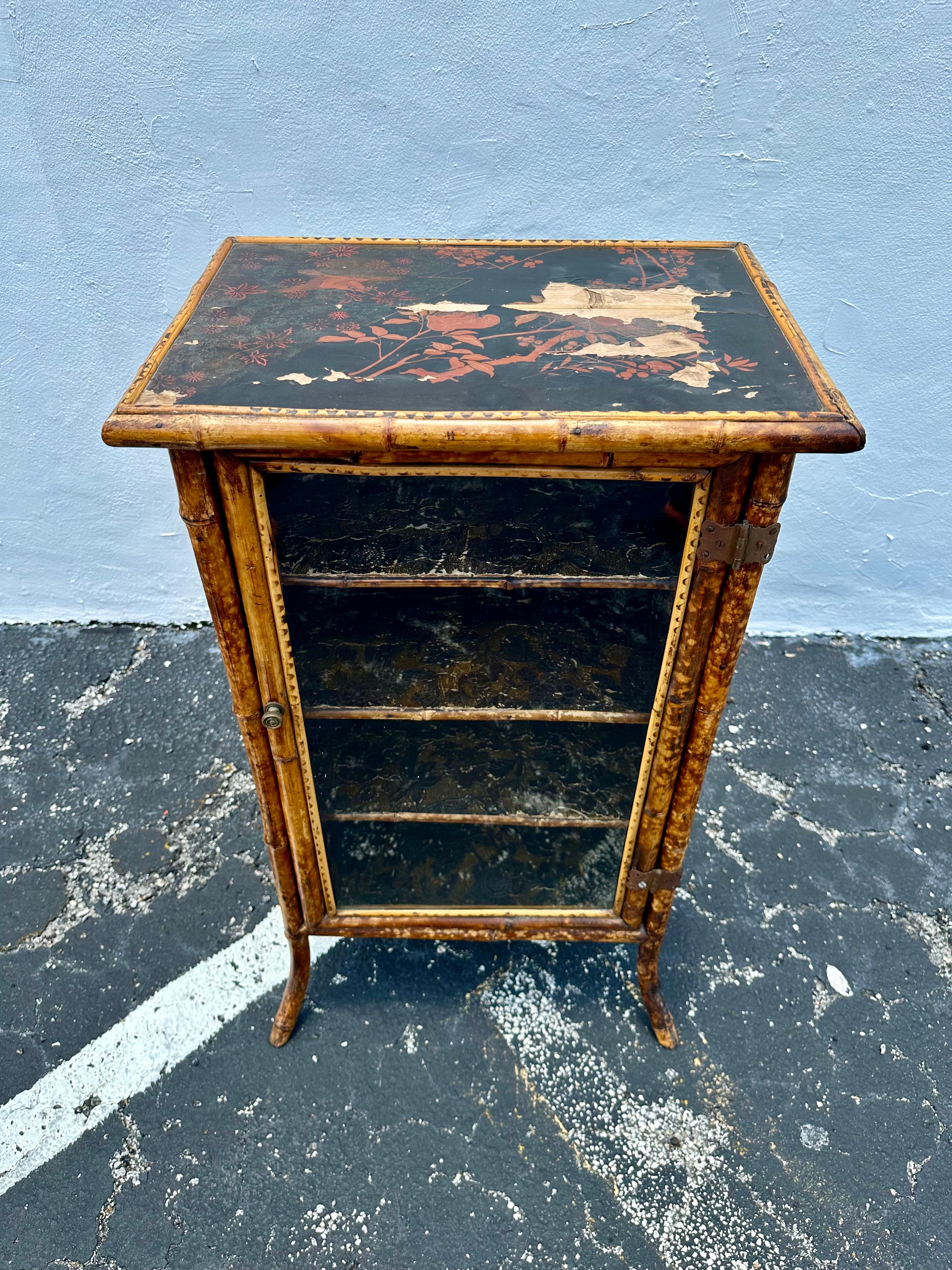 Mini-Sideboard-Schrank aus lackiertem englischem Rattanglas, Chinoiserie, 1920er Jahre (Frühes 20. Jahrhundert) im Angebot