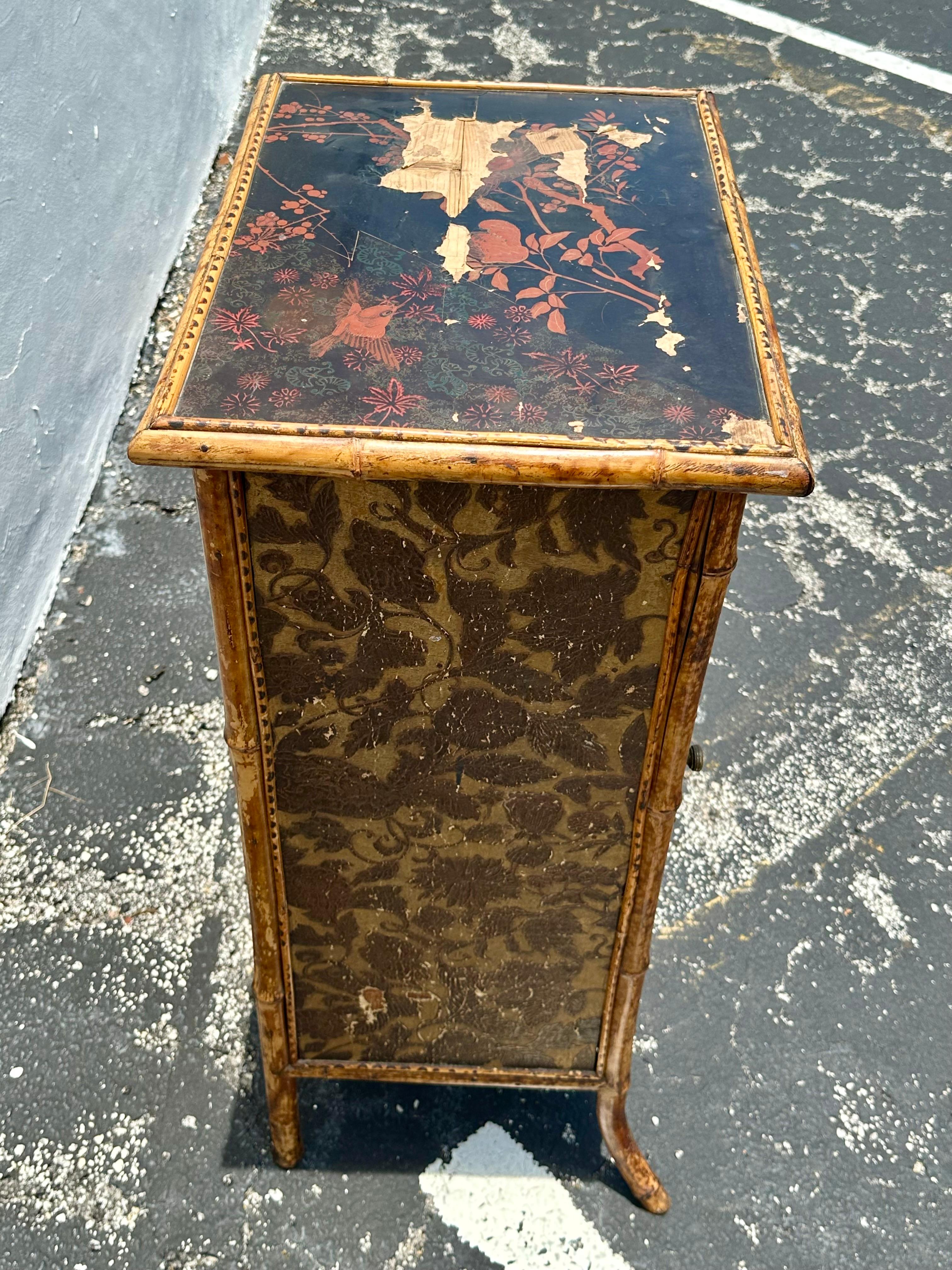 Mini-Sideboard-Schrank aus lackiertem englischem Rattanglas, Chinoiserie, 1920er Jahre im Angebot 1