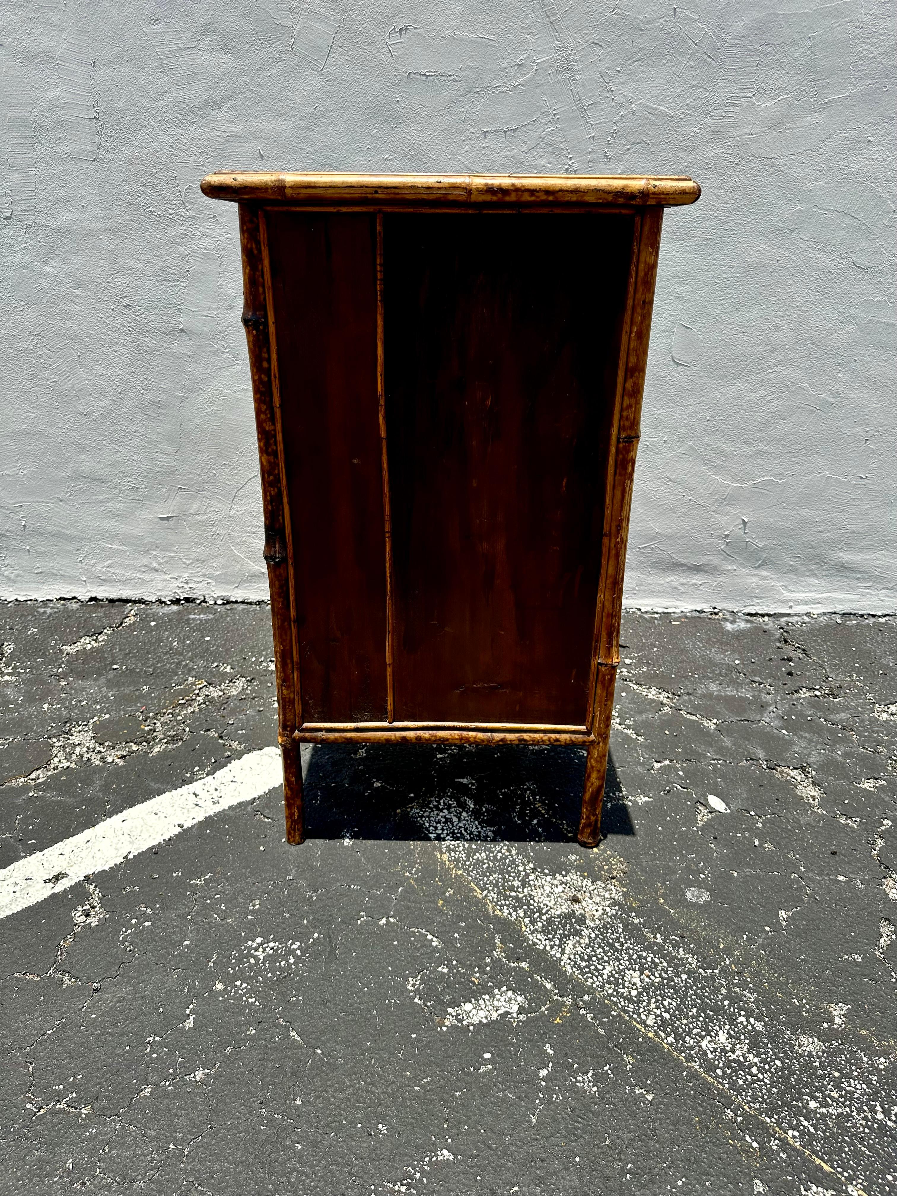 Mini-Sideboard-Schrank aus lackiertem englischem Rattanglas, Chinoiserie, 1920er Jahre im Angebot 3