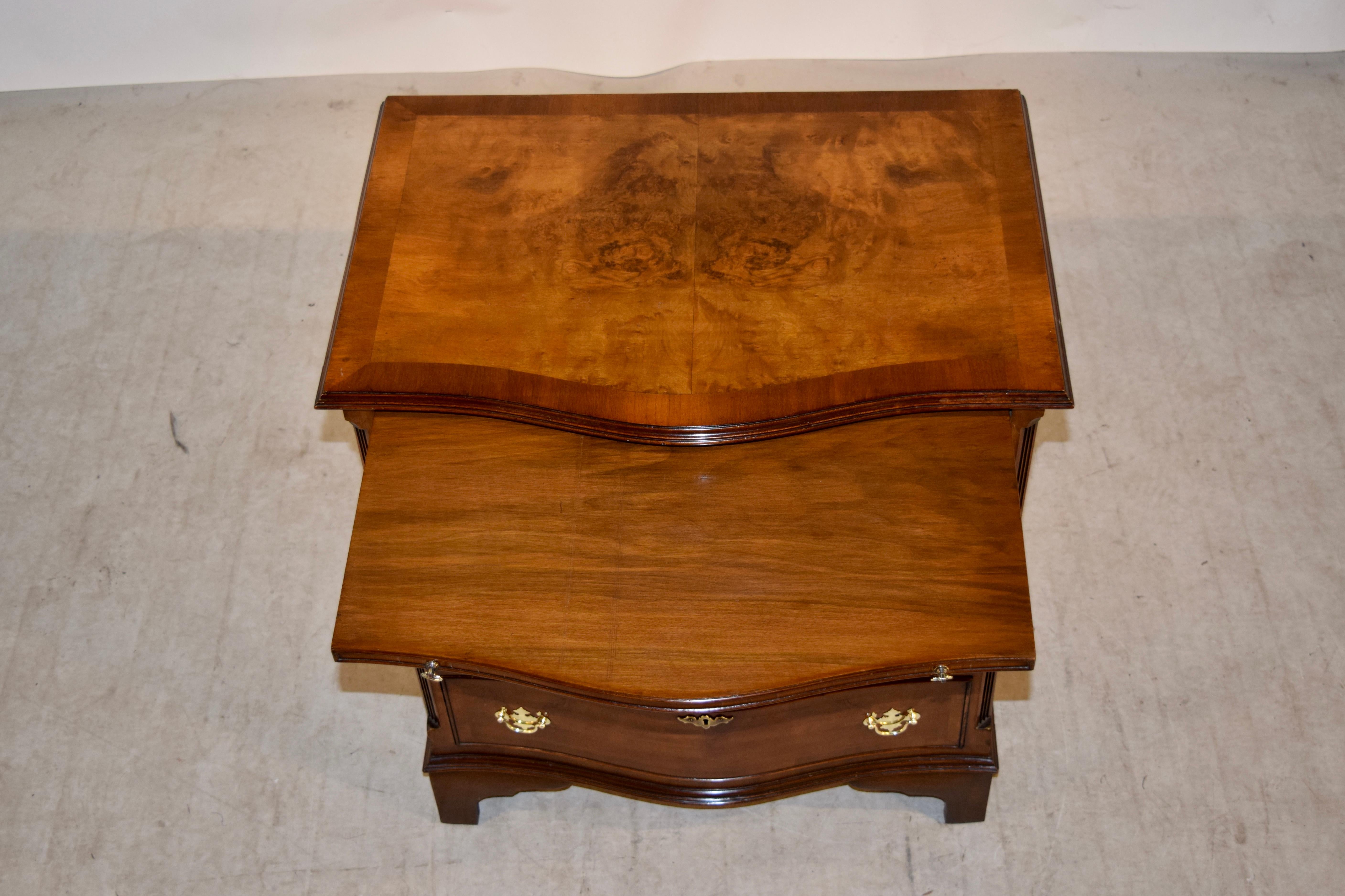 1920s English Serpentine Chest In Good Condition In High Point, NC