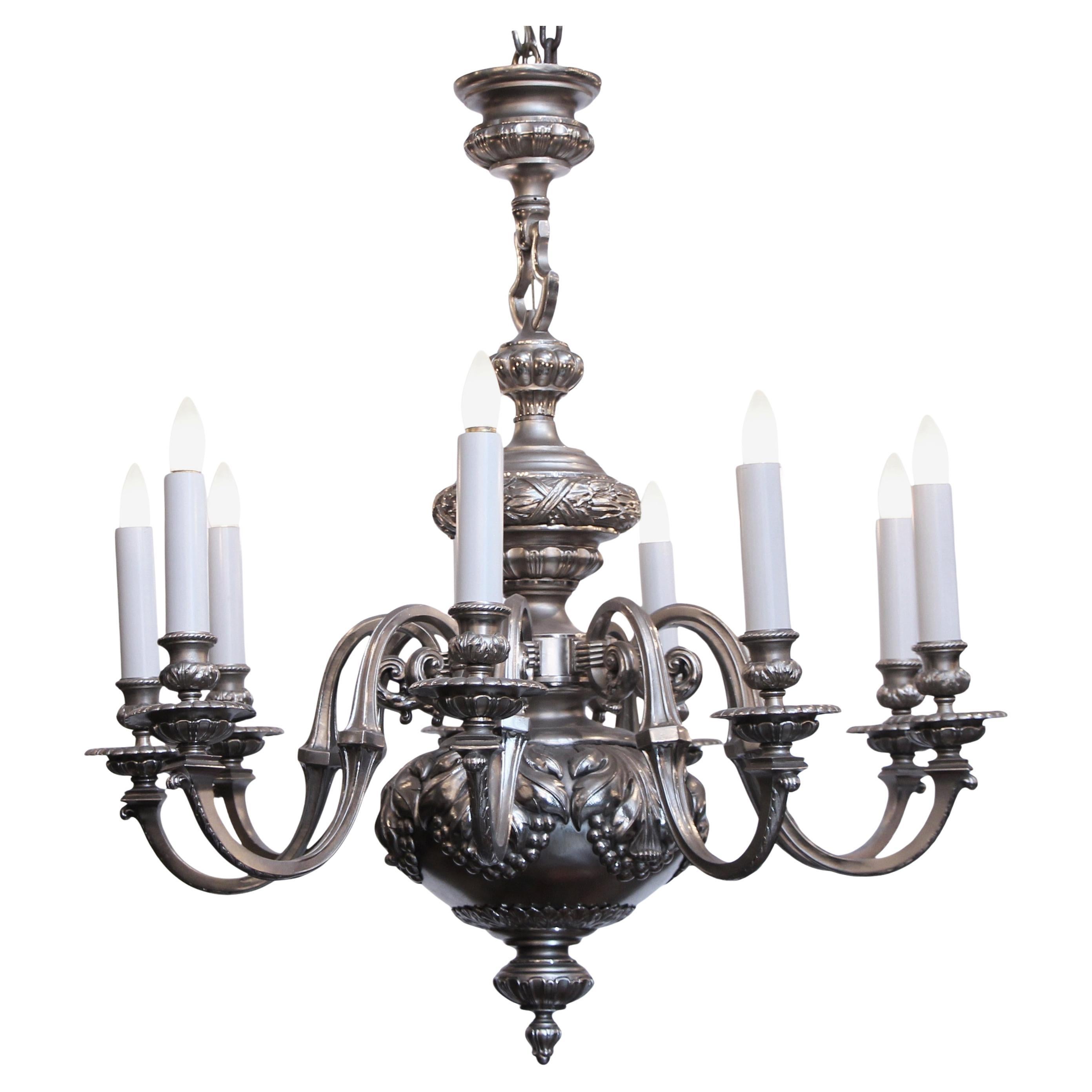 Englischer versilberter Bronze-Kronleuchter mit 9 Lichtern, Lorbeer und Obst, 1920er Jahre im Angebot