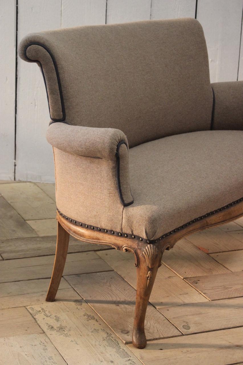 1920s English Small Walnut Settee in the Queen Anne Taste In Good Condition In Gloucestershire, GB