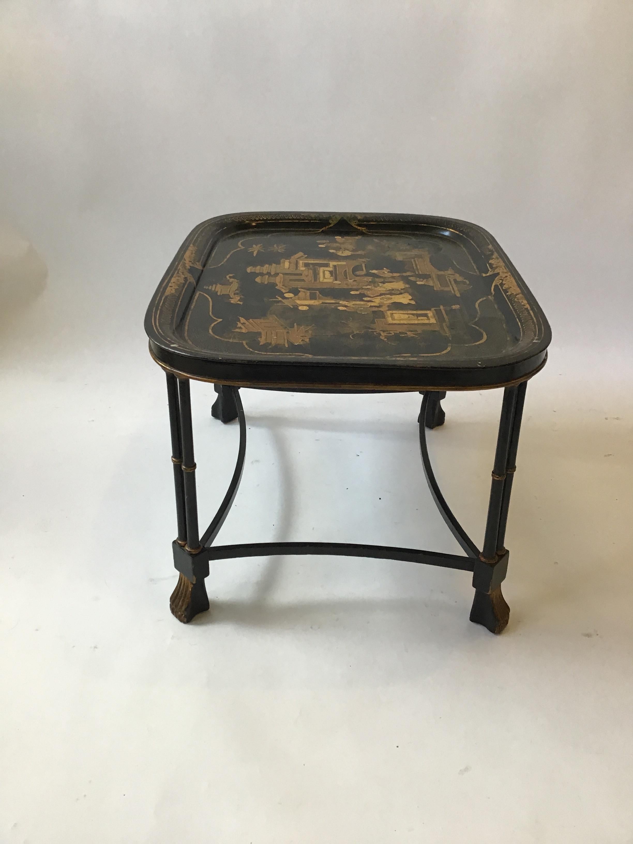 table à plateau anglaise des années 1920 à motif asiatique en vente 4