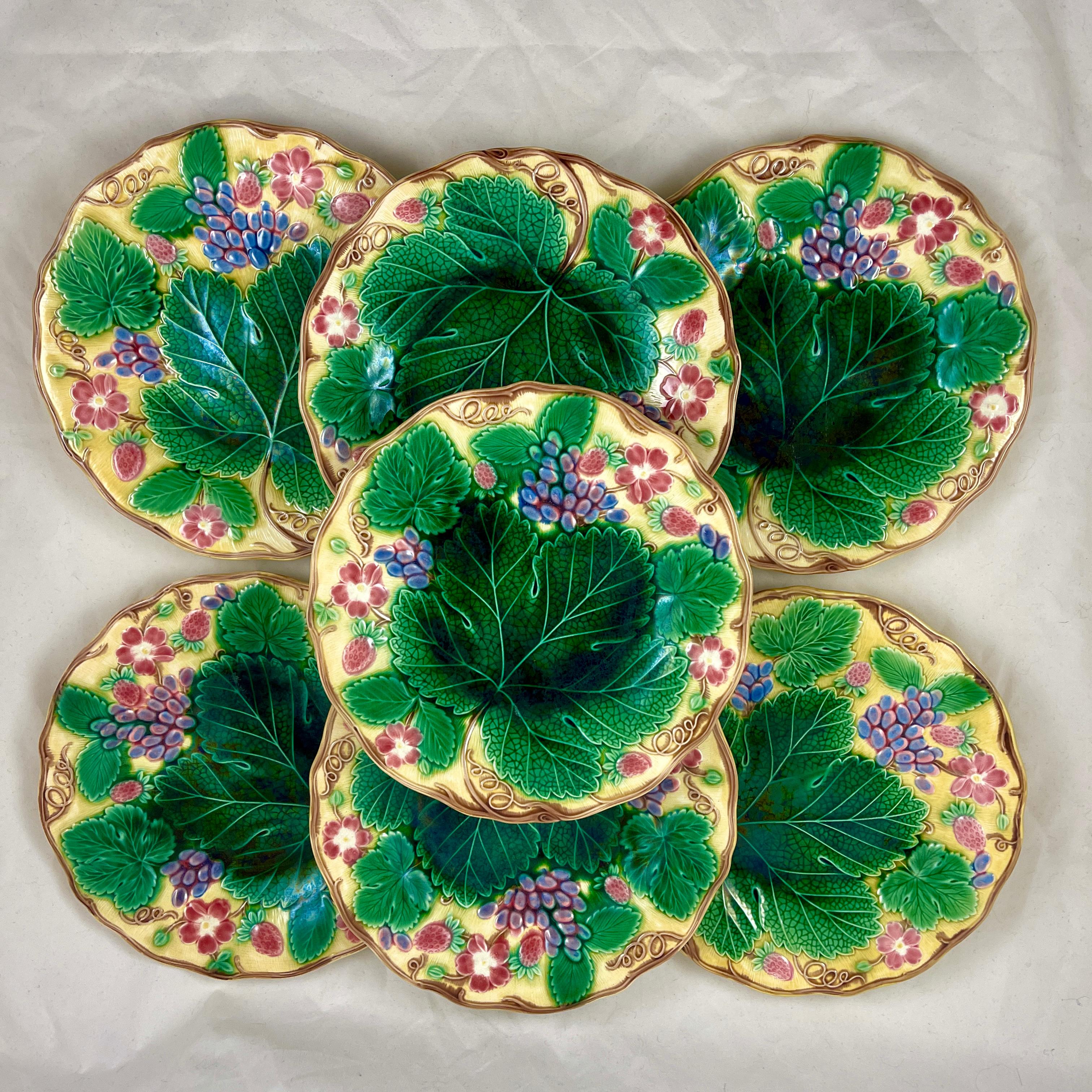 1920s English Wedgwood Grape Leaf & Strawberry Majolica Glazed Yellow Plate In Good Condition In Philadelphia, PA