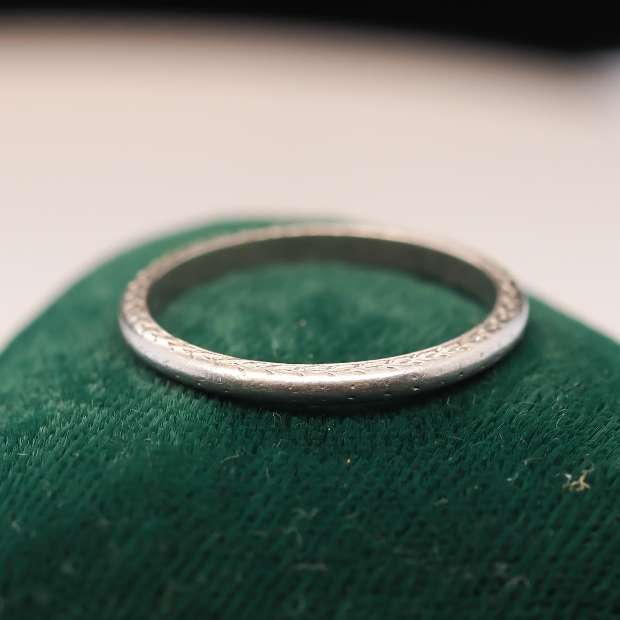 1920s Engraved Platinum Wedding Band In Good Condition For Sale In Atlanta, GA