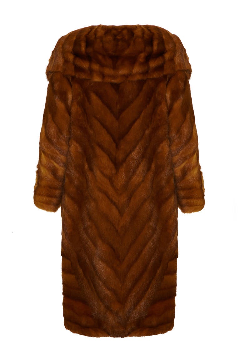 Un magnifico e raro cappotto da flapper degli anni '20 composto da pelli lucide e sottili, cucite a mano insieme in disegni diagonali con un'ampia fascia di pelliccia avvolta intorno all'orlo. Tipicamente anni '20, con un enorme collo a scialle e un