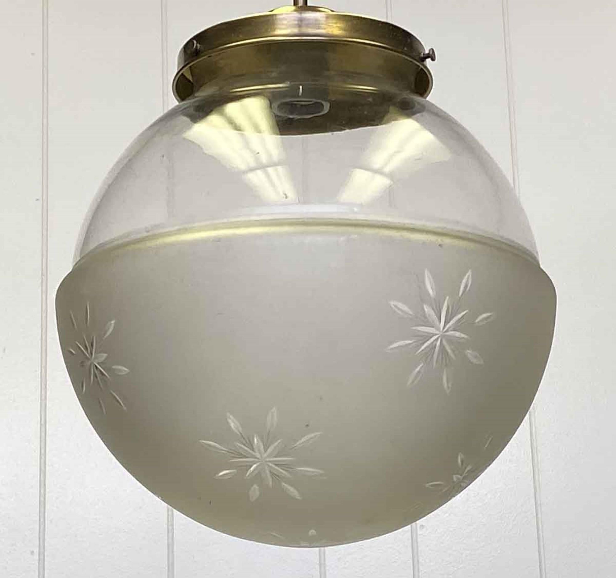 Buriné Lampe globe en verre gravé à l'eau-forte des années 1920 avec adaptateur de perche en laiton en vente
