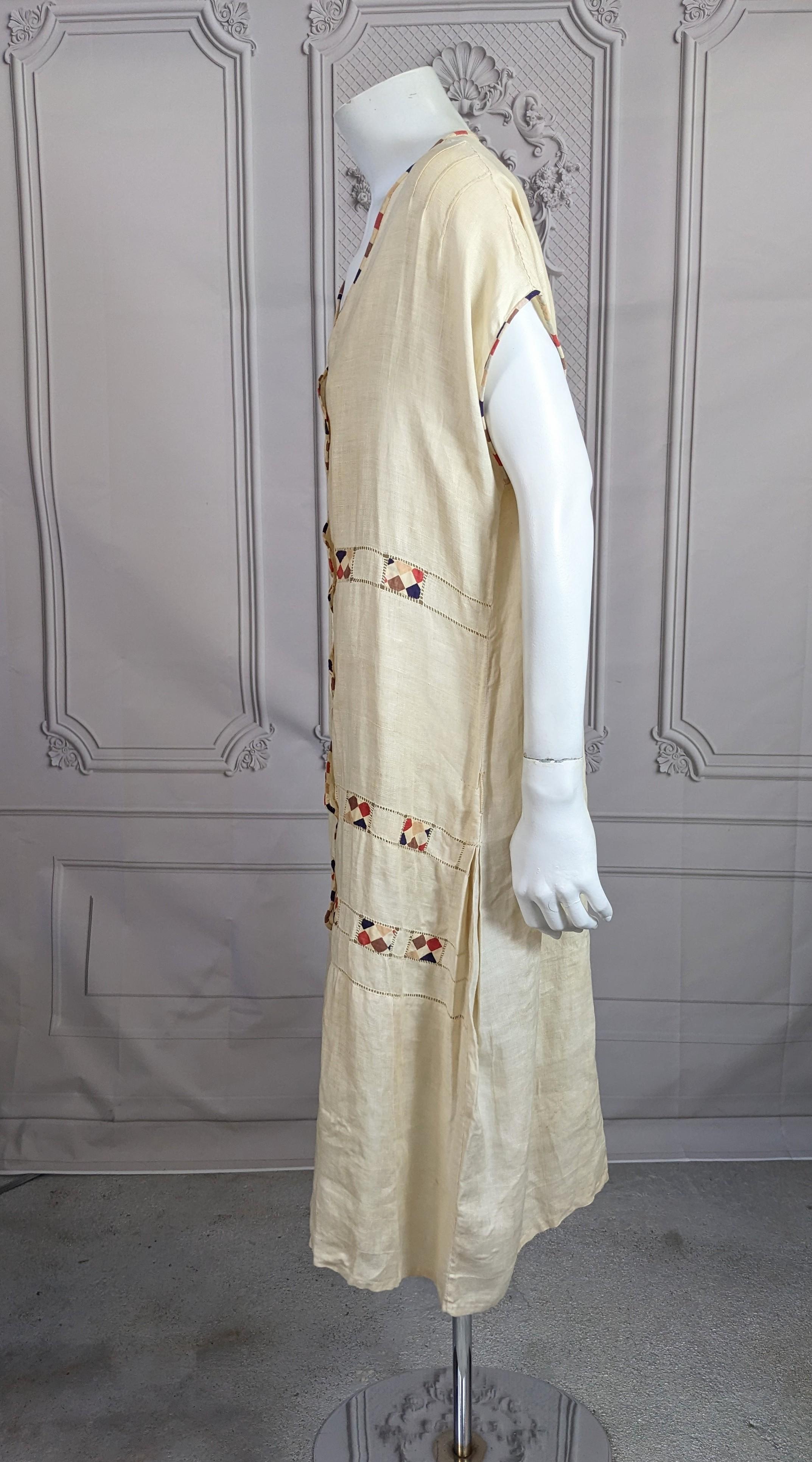 Robe de jour Art Déco en lin européen des années 1920 en vente 1