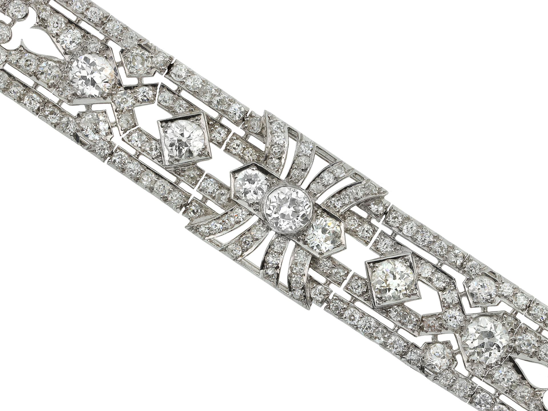 Außergewöhnliches Diamantarmband aus Platin. Diamanten im Altschliff mit einem Gesamtgewicht von ca. 17,50ct. Durchbrochenes, in Gold gefasstes, geteiltes Armband mit Fleur-de-Lys-Detail, voll beweglich mit Sicherheitskette. Montiert und gefasst in