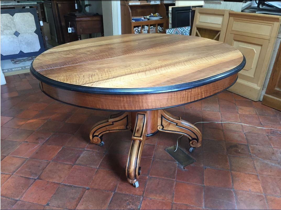 20th century extending walnut Italian dining table with hand-carved base on wheels
The table has five extensions
Measurements: width cm.140 x height cm.75 x length cm.117/177/388.