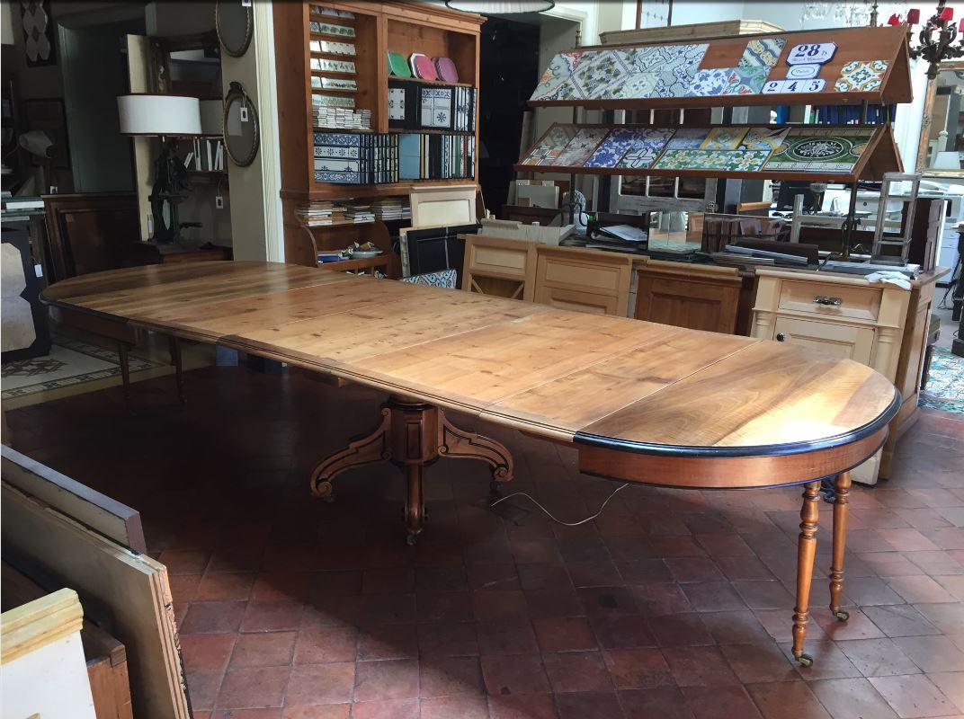 1920s Extending Walnut Italian Dining Table with Hand-Carved Base on Wheels In Good Condition In Florence, IT