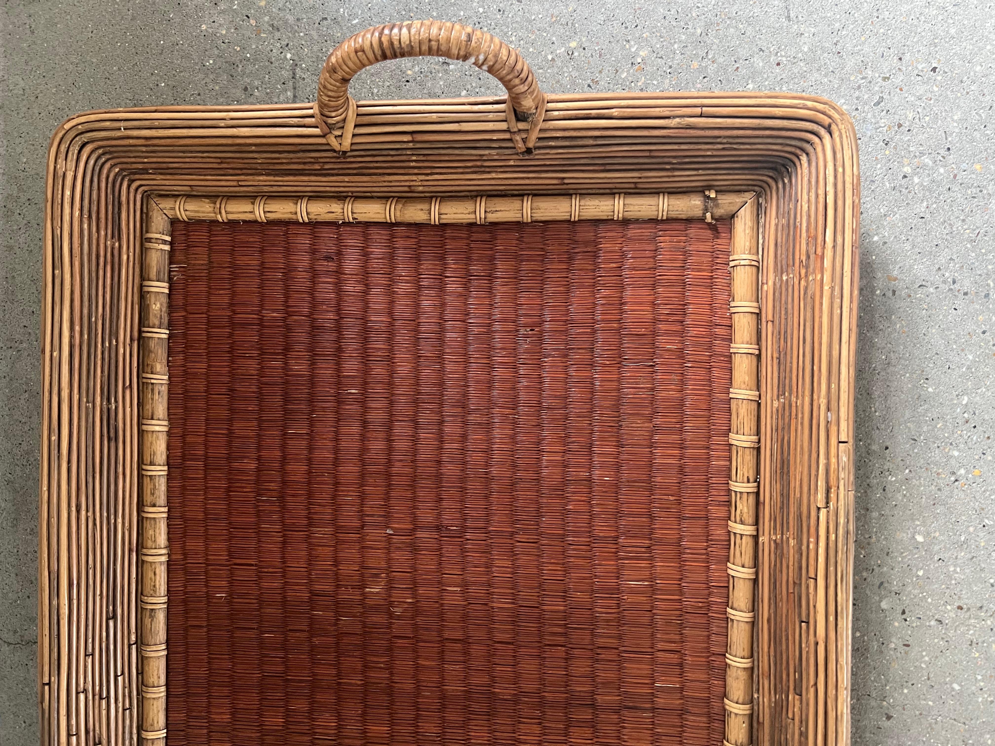 Das längliche Design des Tabletts, ein Markenzeichen japanischer Ästhetik, bietet eine großzügige Fläche zum Servieren und Ausstellen, während die komplizierten Flechtmuster einen Hauch von Raffinesse verleihen. Die natürliche Schönheit des Bambus