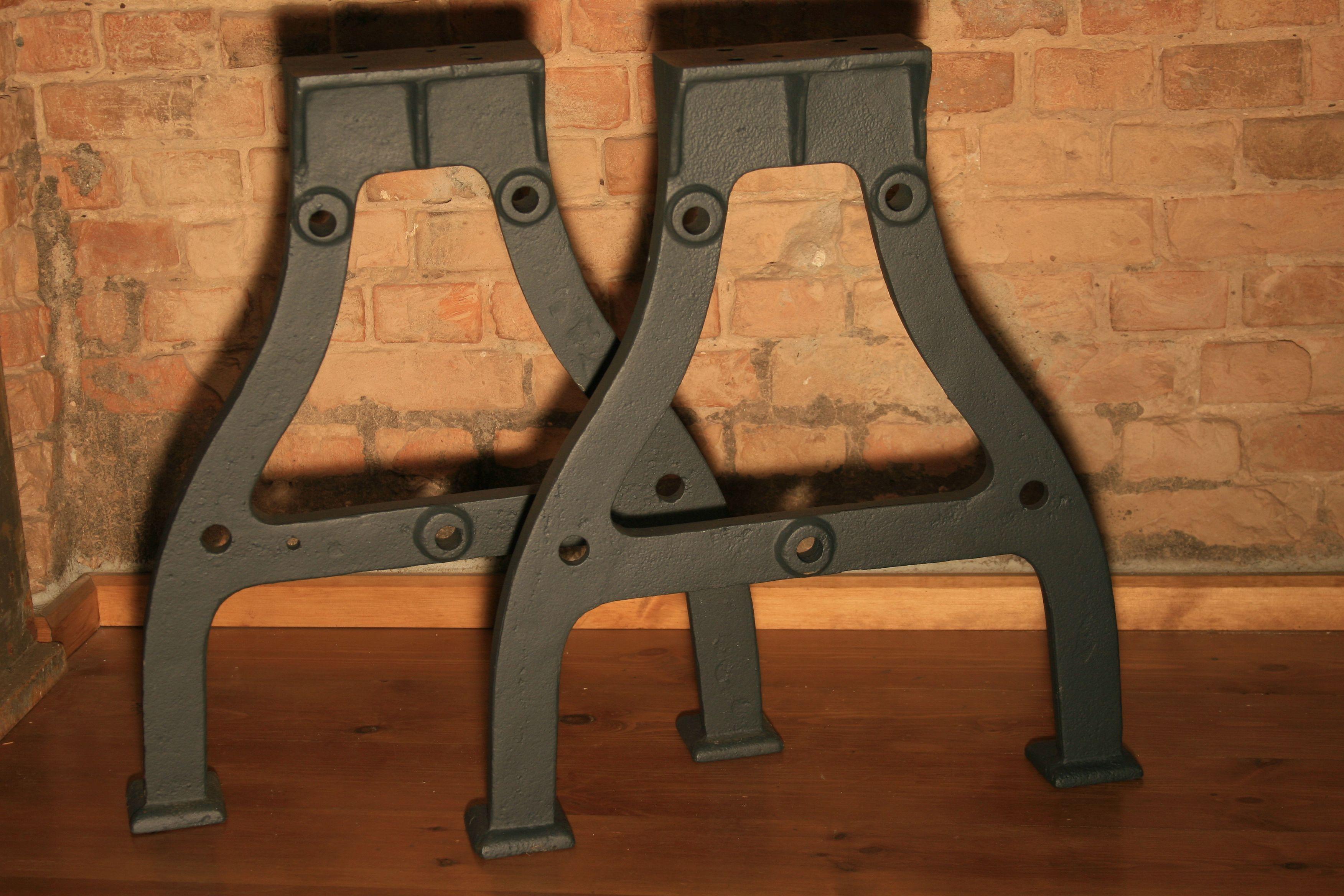 The original cast-iron set of legs from the 1920s that forms the basis of the machine.
Originally, to fully stabilize the structure, the legs were joined with five steel rods ending with a thread with nuts. In the feet there are semi-circular inlets