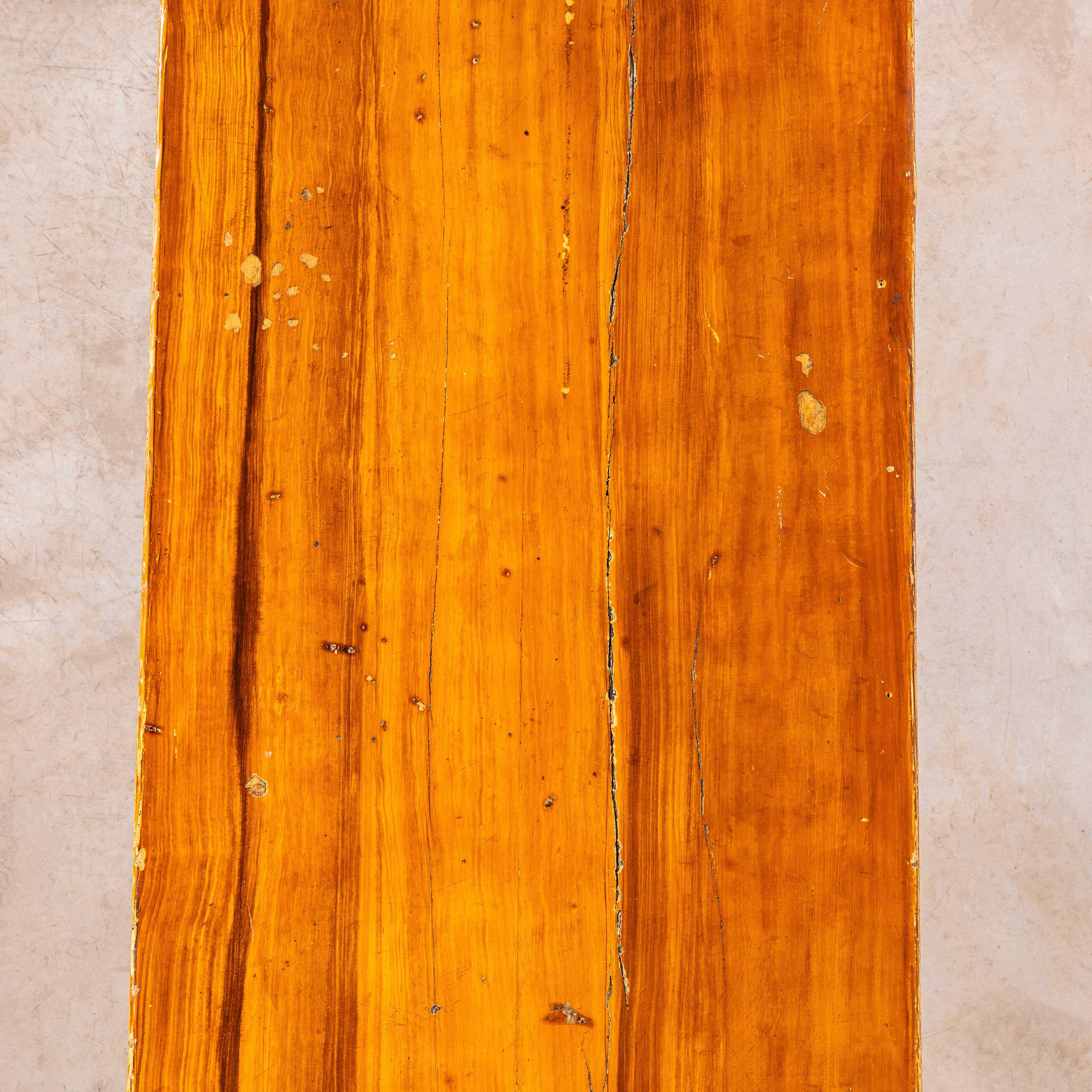 Tavolo da pranzo francese rettangolare angolare in finto legno del 1920. 

Si tratta di un tavolo da pranzo molto insolito e ben proporzionato. Il tavolo è stato realizzato in pino di pece e poi dipinto con una base di gesso bianco prima di essere