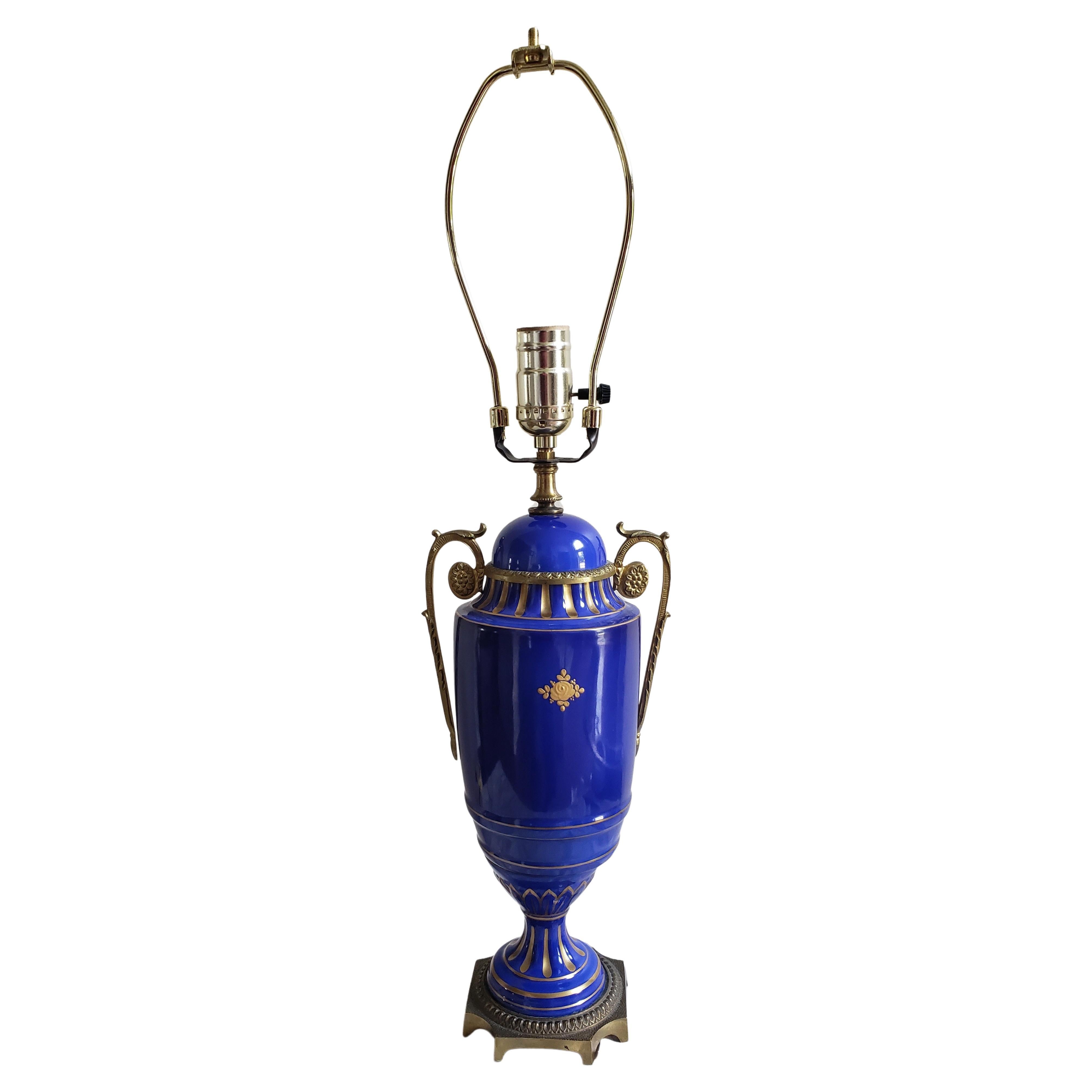Porcelaine de Limoges des années 1920, peinte à la main et de couleur bleu cobalt.  Vase doré monté en lampe.
Mesure 6