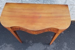 Tavolo da gioco a serpentina in stile federale degli anni '20, in mogano intarsiato e satinato.