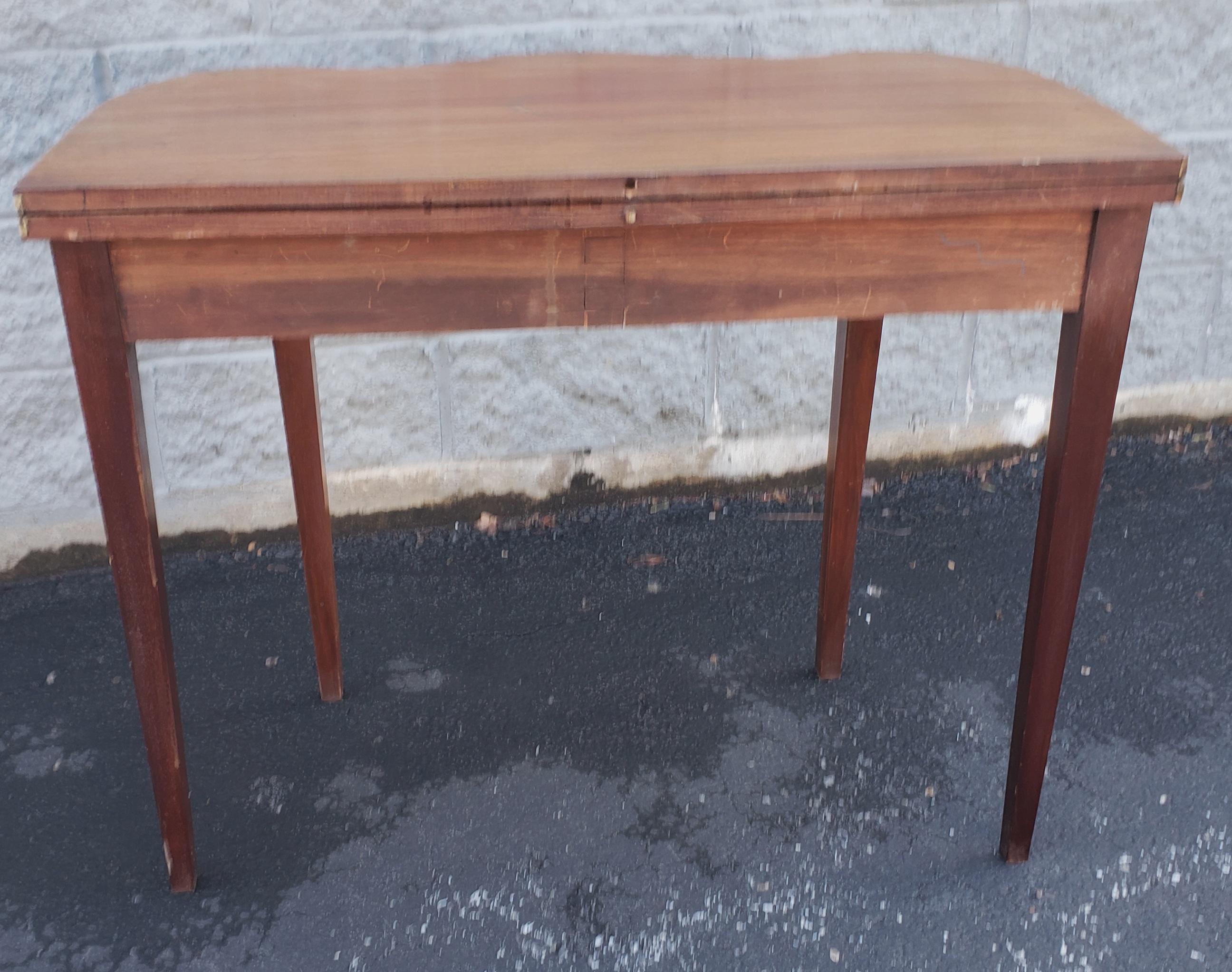 1920s Federal Style Satinwood Inlaid Flame Mahogany Serpentine Card Table In Good Condition For Sale In Germantown, MD