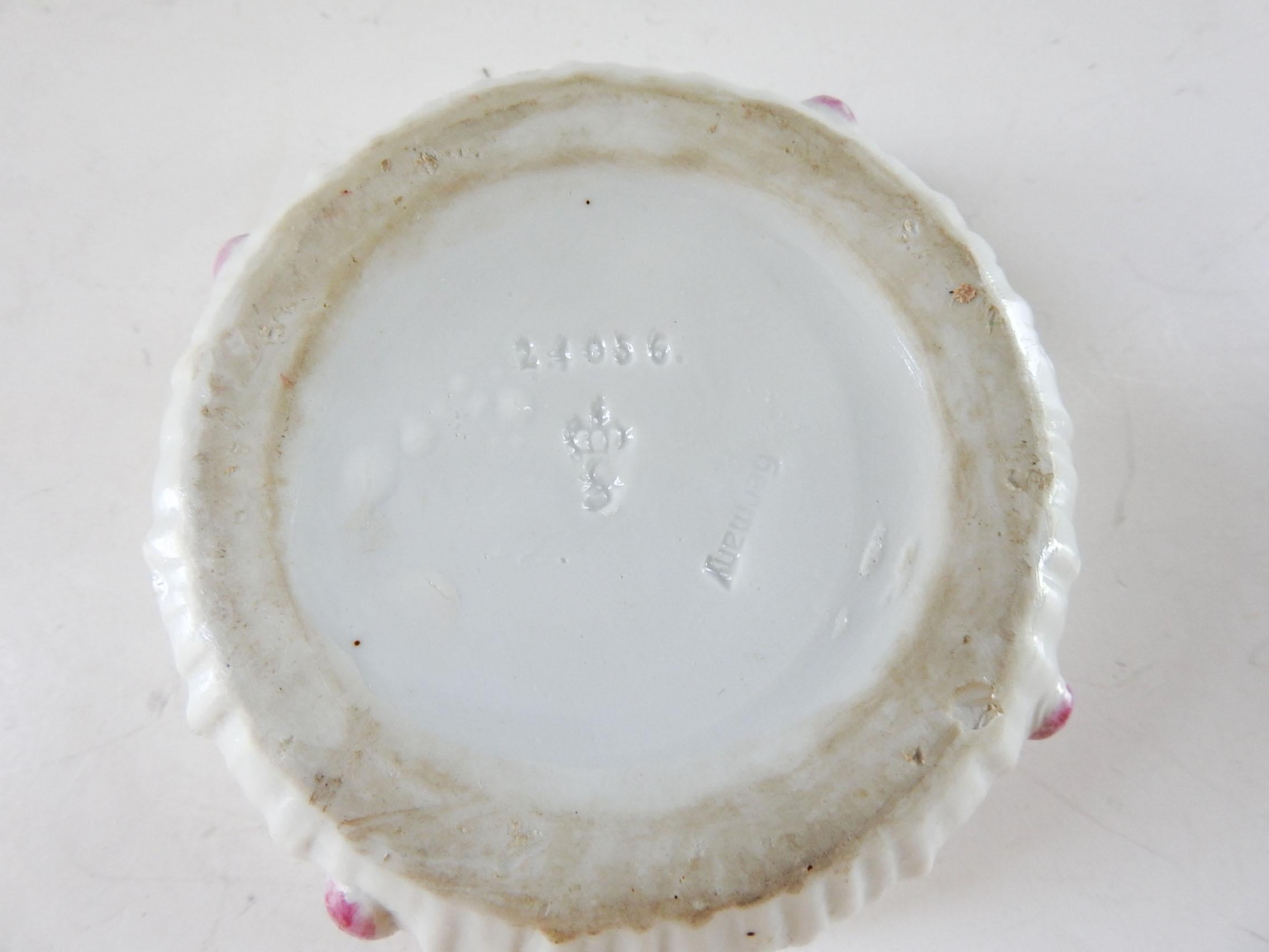 1920's Figural Porcelain Perfume Bottle & Trinket Box In Good Condition For Sale In Seguin, TX