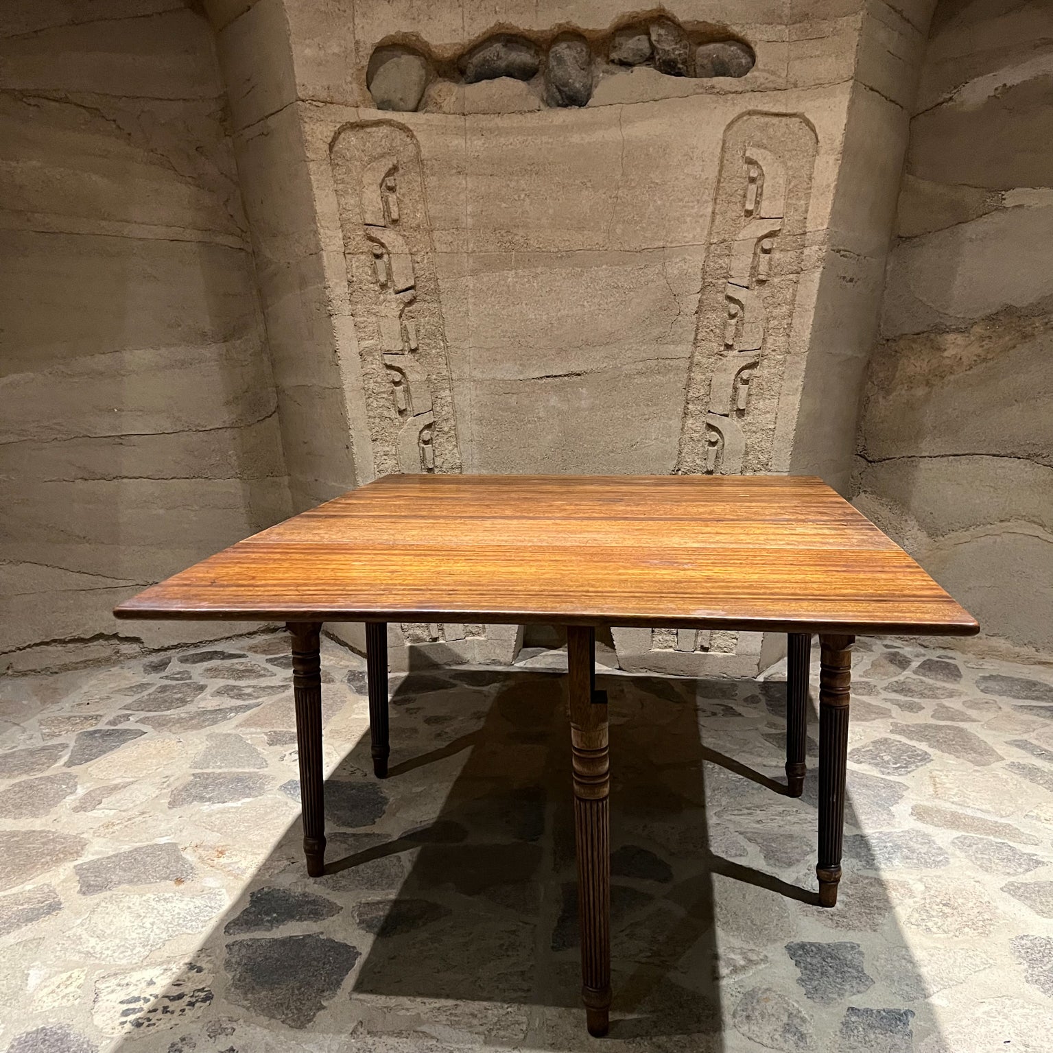 1920s Fine gateleg drop leaf solid mahogany dining table.
Carved sculptural legs.
Rich wood grain.
Measures: 27.5 tall x 48 D x 25.75 W closed and 61.5 W fully extended.
Original vintage unrestored condition. Blemishes present. Vintage patina