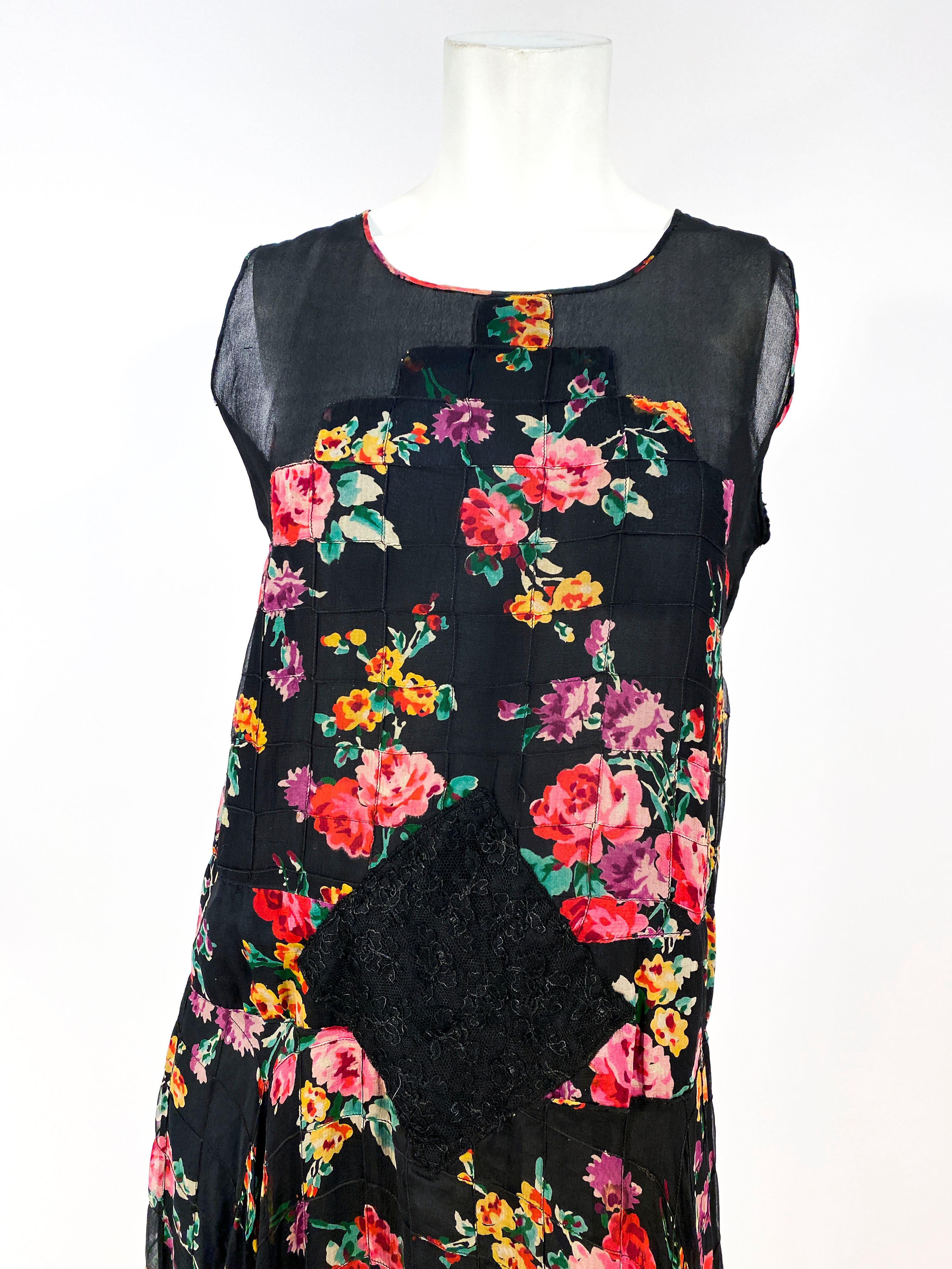 robe du soir en mousseline de soie imprimée florale des années 1920, faite sur mesure, avec taille tombante appliquée, surjupe en dentelle noire et mousseline, corsage Art déco avec panneaux de cisaillement et bords roulés à la main. La robe est