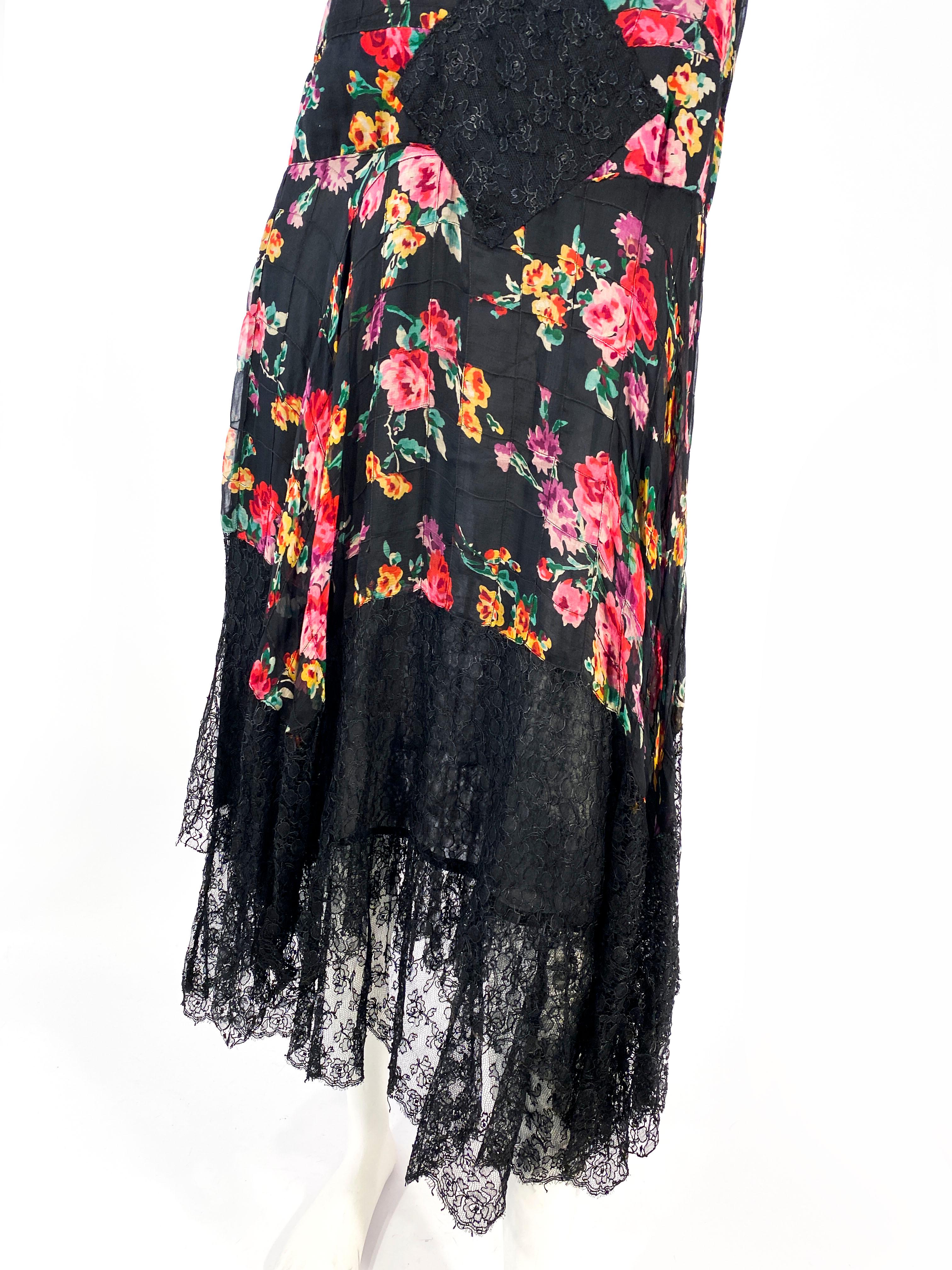 Noir Robe taille basse en mousseline de soie imprimée à fleurs avec accents de dentelle, années 1920 en vente