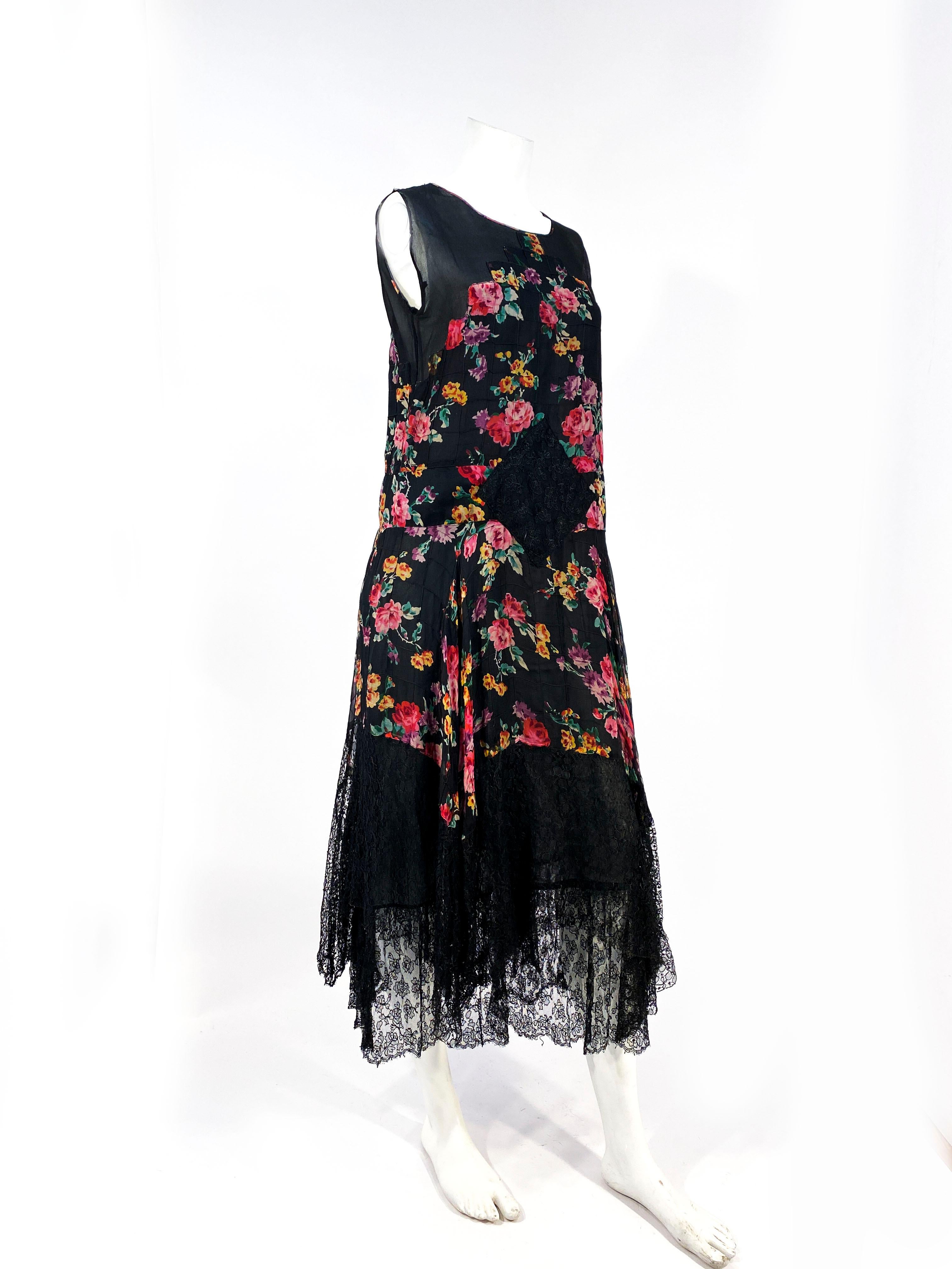 1920er Jahre Floral bedrucktes Chiffon-Kleid mit fallender Taille und Spitzenakzenten Damen im Angebot
