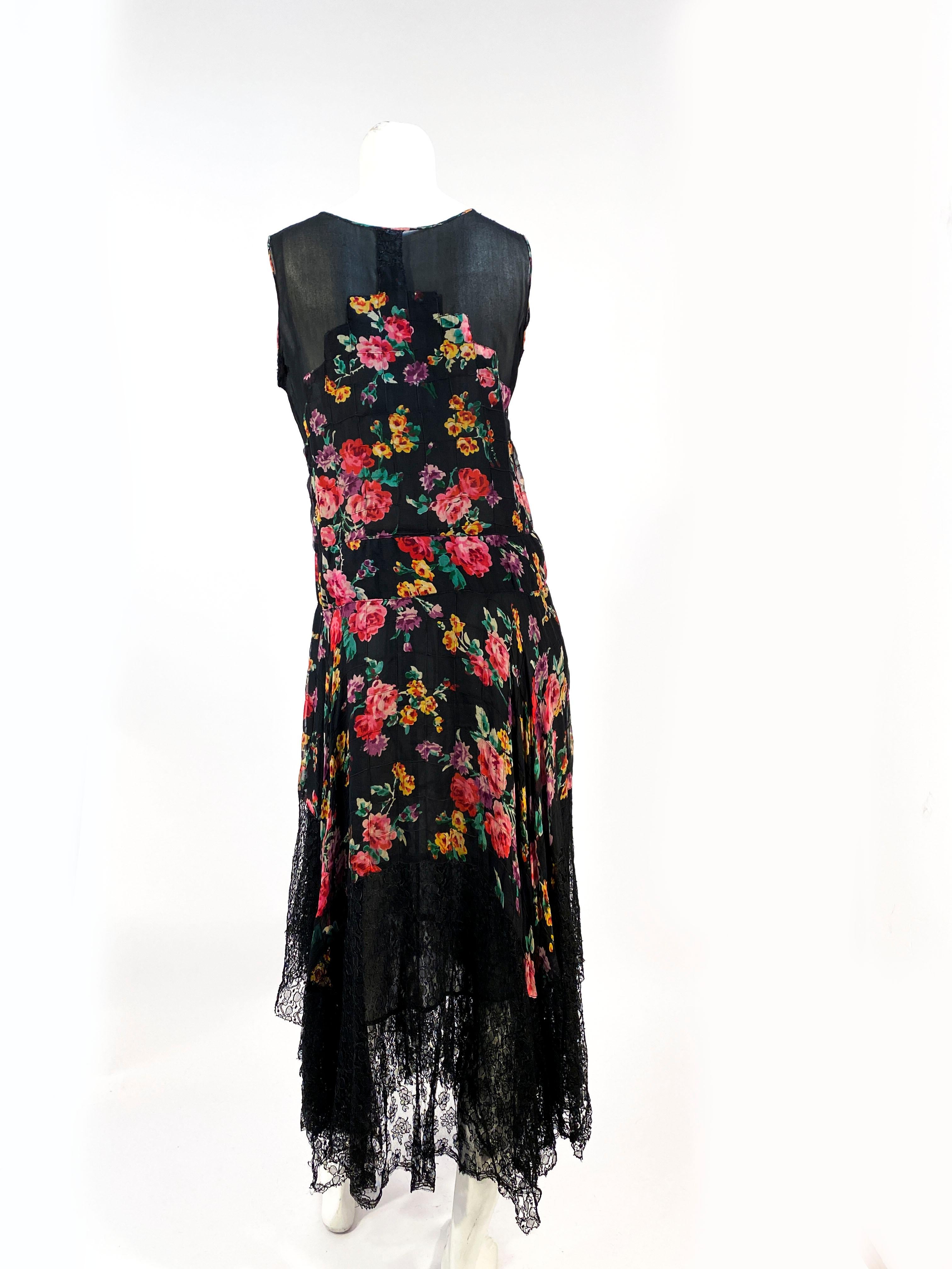 1920er Jahre Floral bedrucktes Chiffon-Kleid mit fallender Taille und Spitzenakzenten im Angebot 2