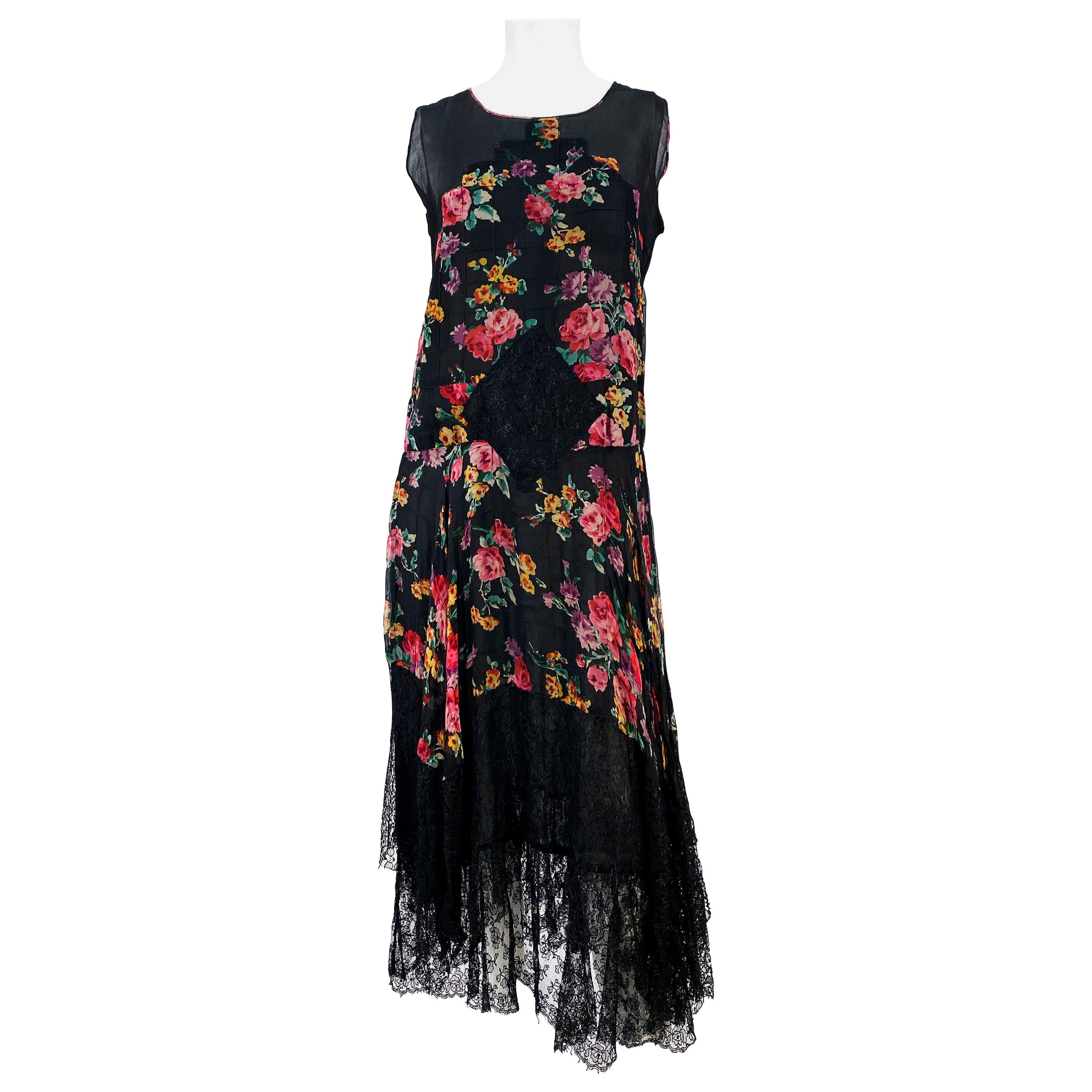 1920er Jahre Floral bedrucktes Chiffon-Kleid mit fallender Taille und Spitzenakzenten im Angebot