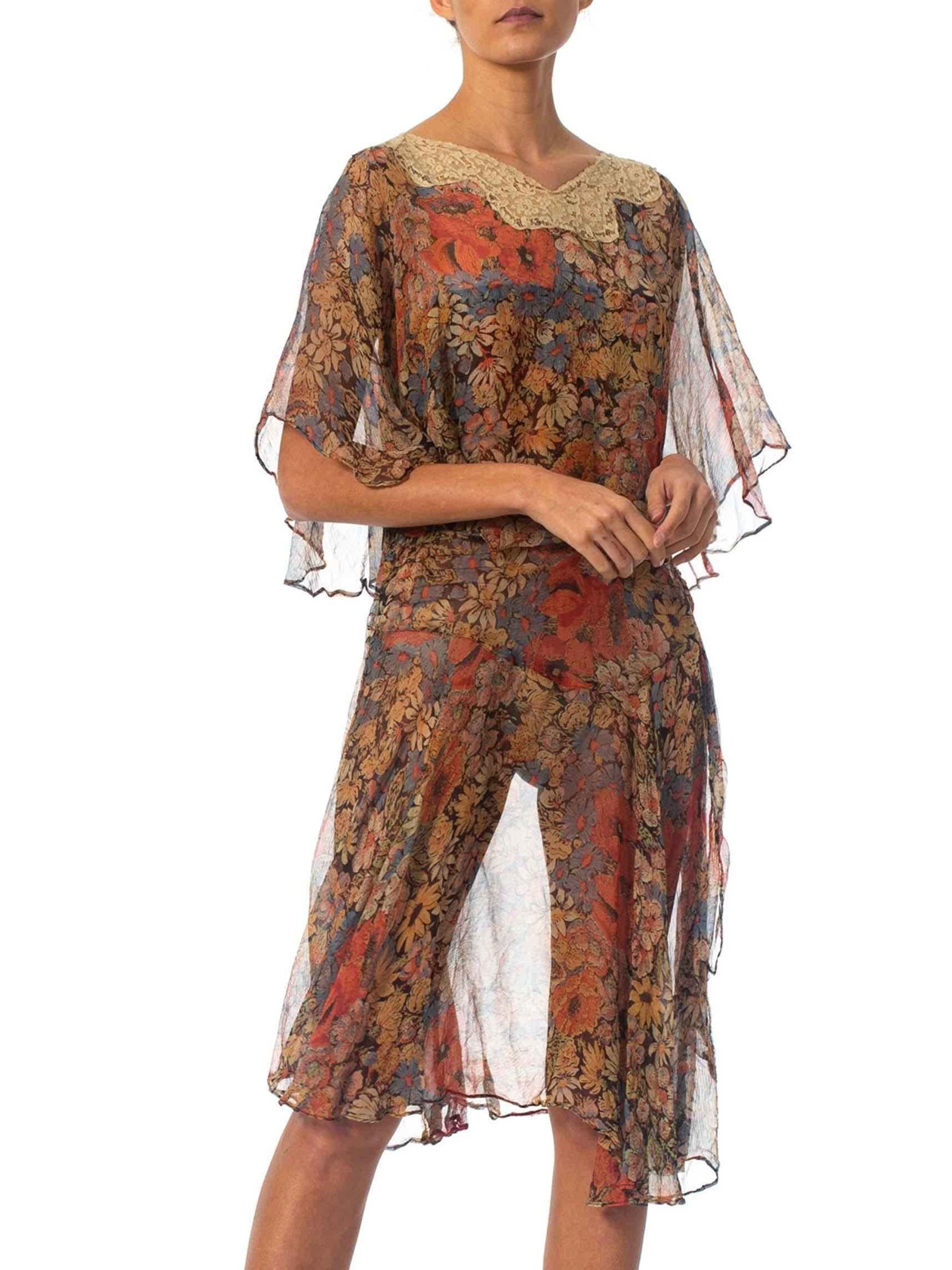 1920S Erde Tone Floral Silk Mousseline Kleid mit Spitze Kragen & Caped Mieder