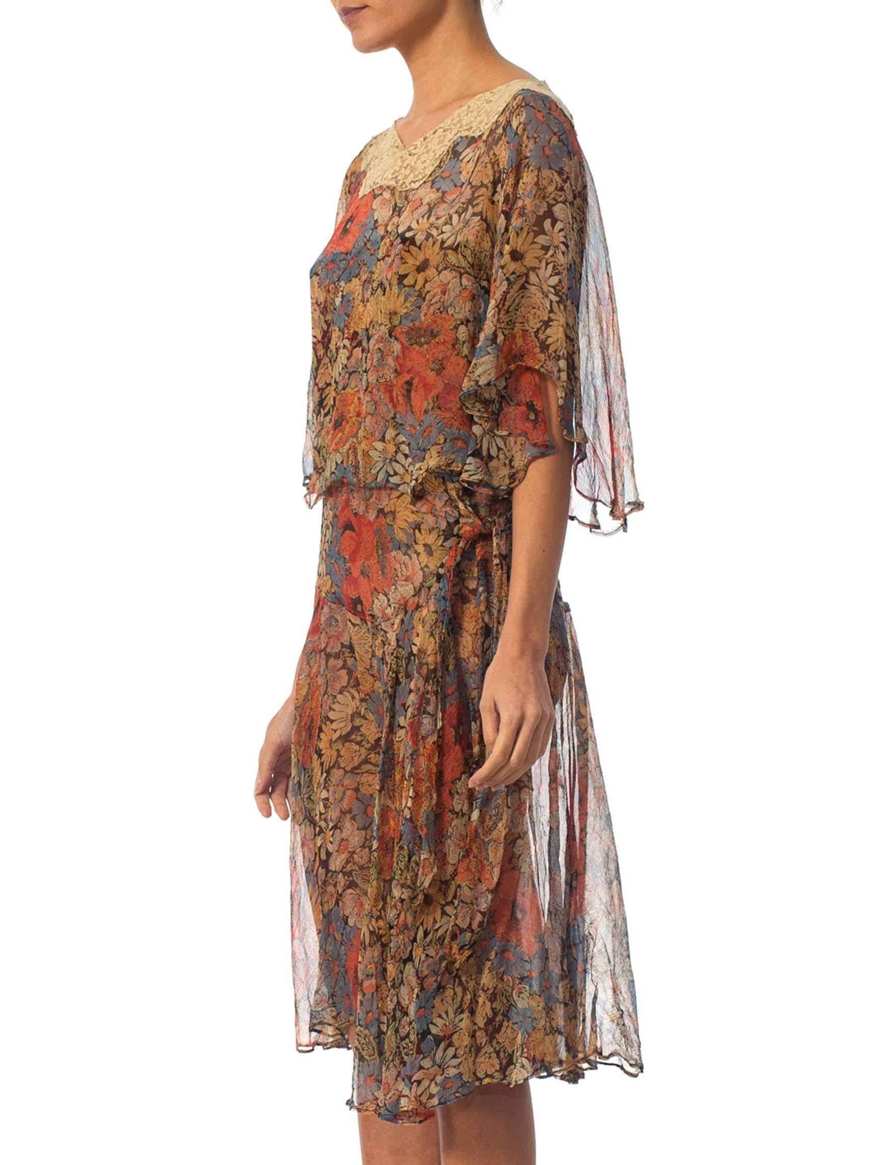 Erdfarbenes, geblümtes Seidenmousseline-Kleid aus den 1920er Jahren mit Spitzenkragen und Kapuze am Mieder Damen im Angebot