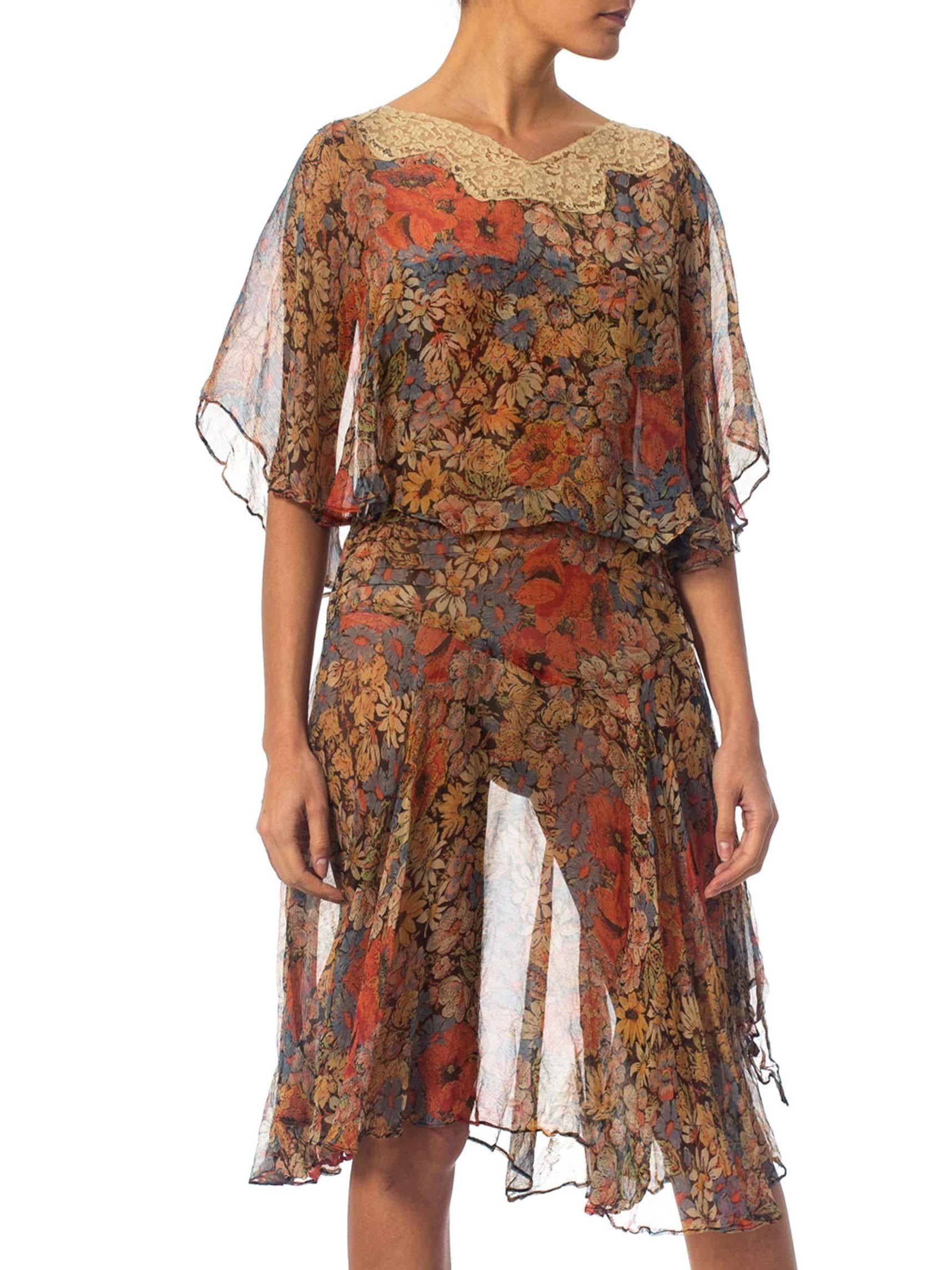 Erdfarbenes, geblümtes Seidenmousseline-Kleid aus den 1920er Jahren mit Spitzenkragen und Kapuze am Mieder im Angebot 1
