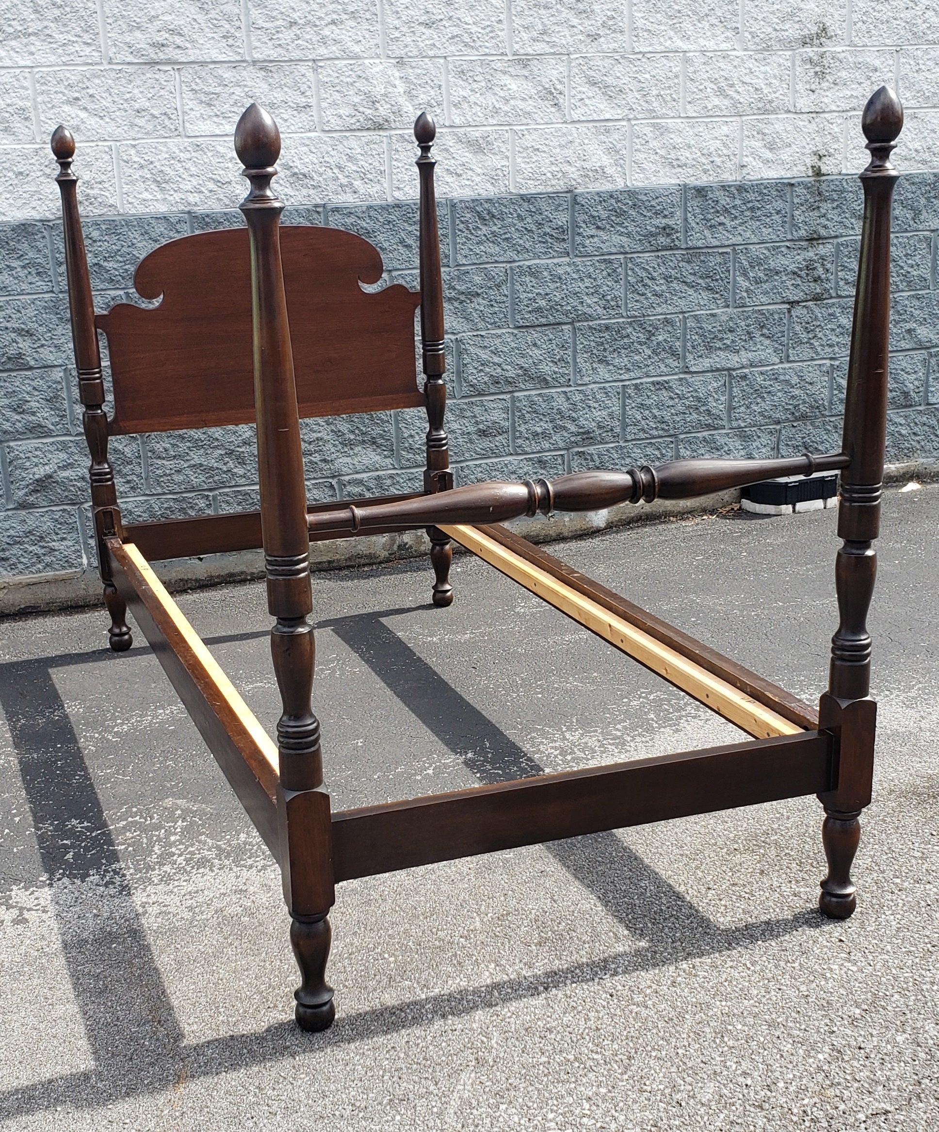 1920s Foote-Reynold Co. Mahogany and Walnut Semi-Poster Single Size Bedstead For Sale 1