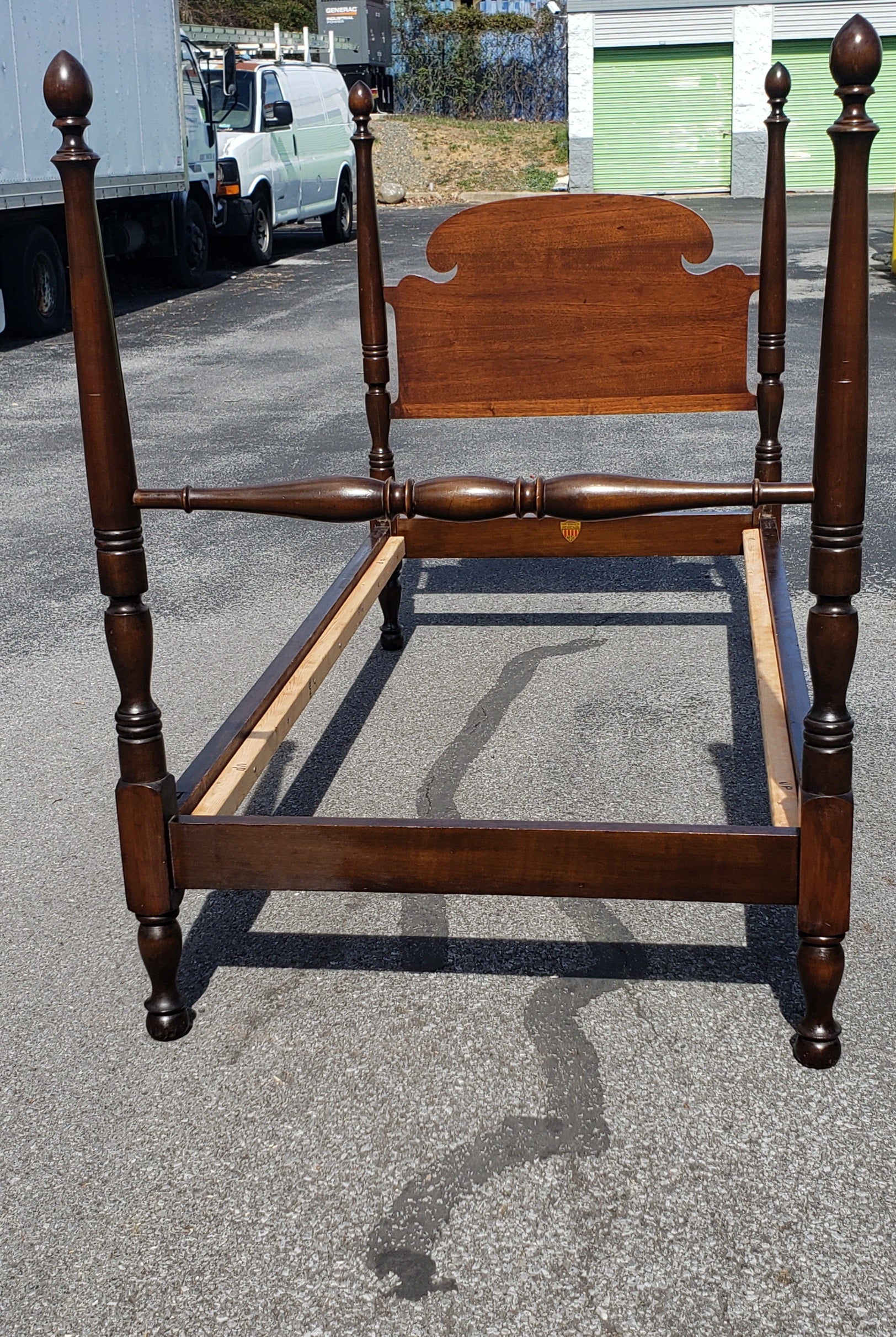1920s Foote-Reynold Co. Mahogany and Walnut Semi-Poster Single Size Bedstead For Sale 2