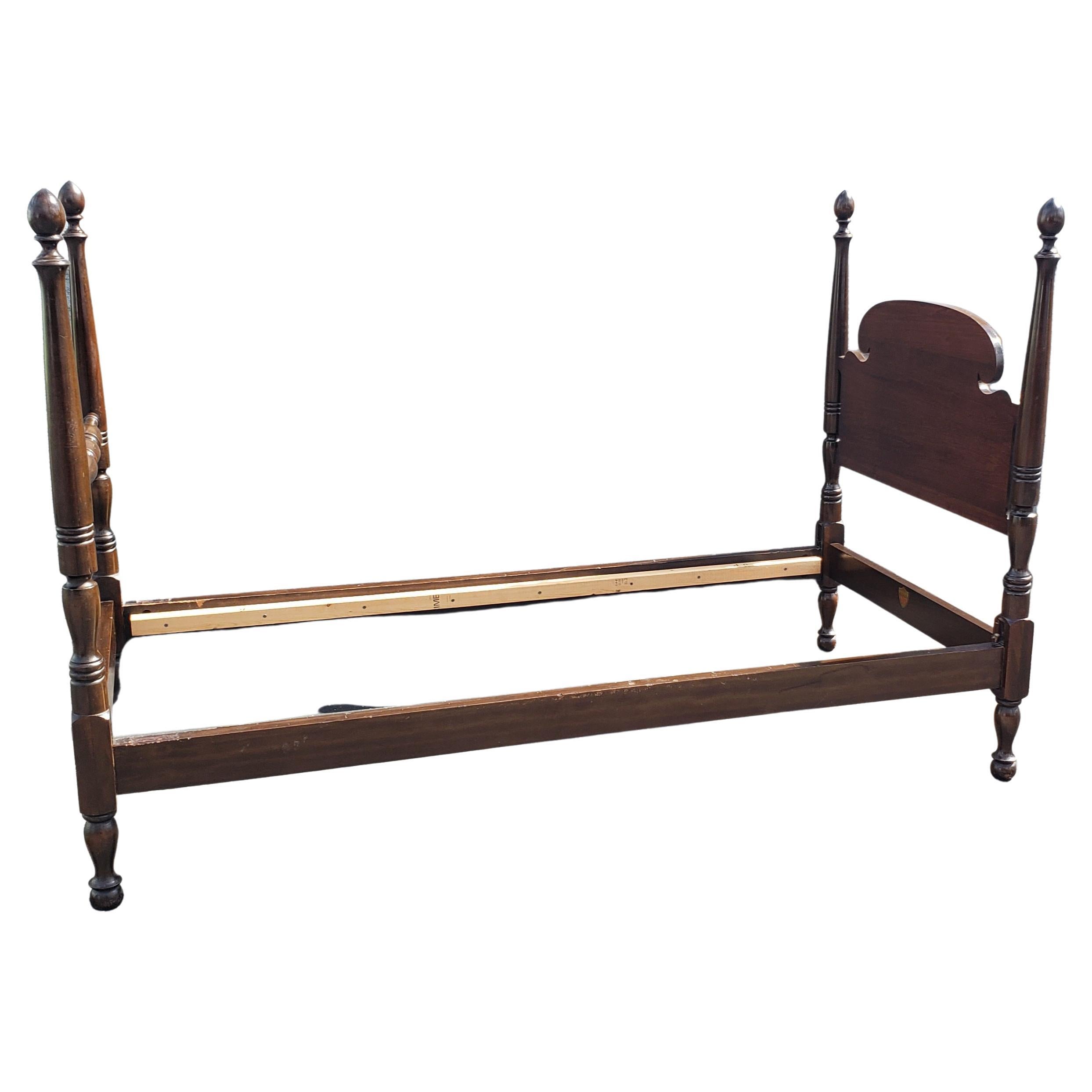 1920s Foote-Reynold Co. Mahogany and Walnut Semi-Poster Single Size Bedstead In Good Condition For Sale In Germantown, MD