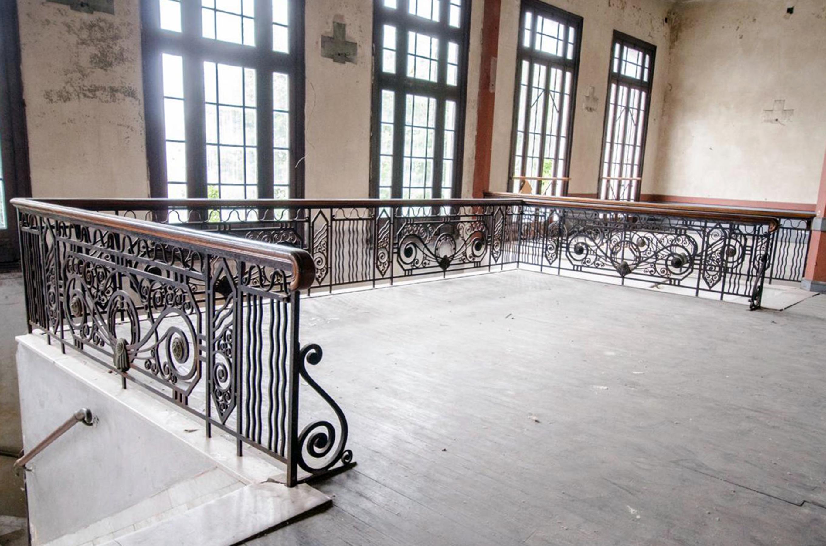 1920s former Palacio Sudamérica’s Art Déco wrought iron railing for balcony, staircase, and hall in the style of Raymond Subes

By: Raymond Subes (in the style of)
Material: iron, wrought iron, metal, wood, paint
Technique: cast, molded, metalwork,