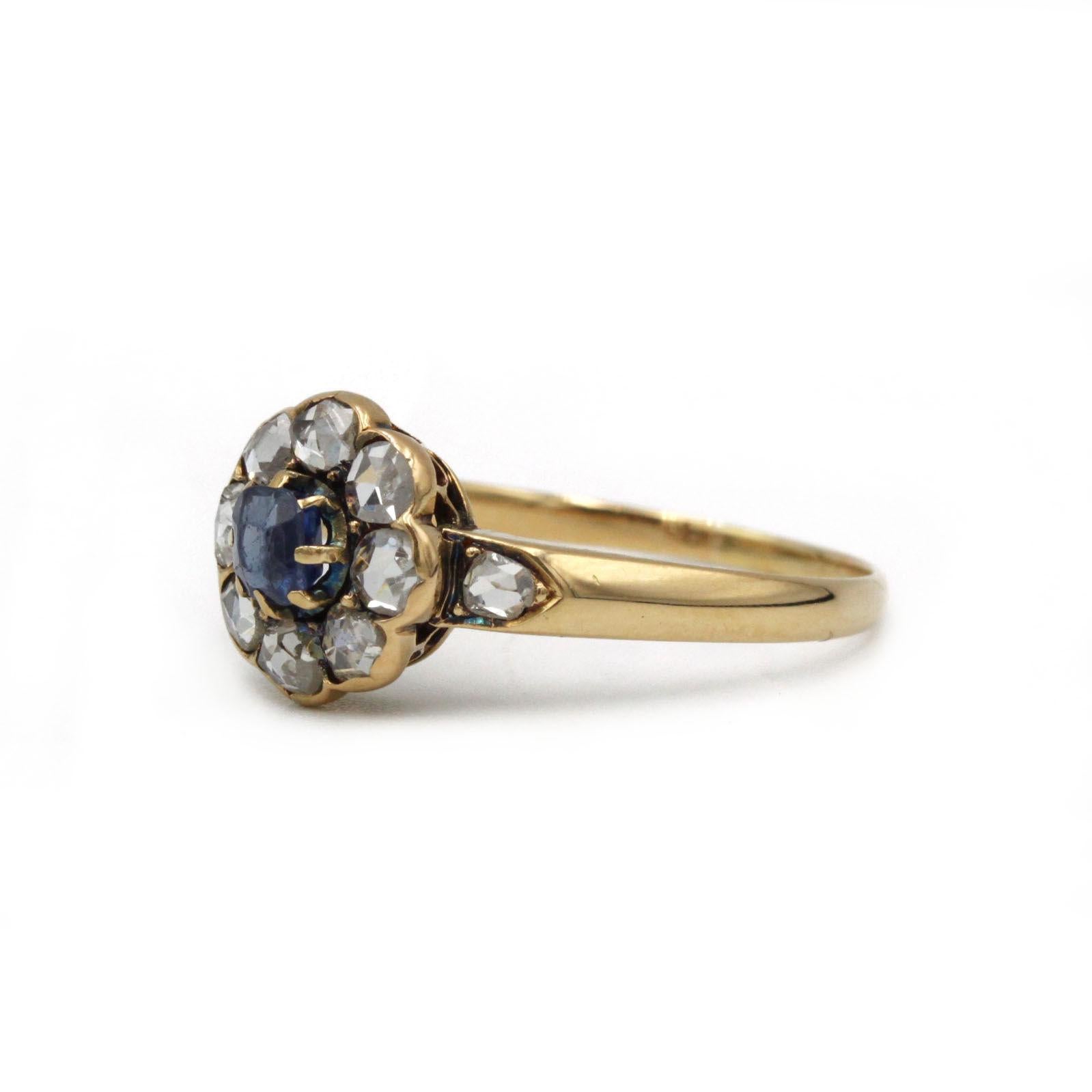 This enchanting 1920s French “marguerite” or daisy-style ring radiates Belle Époque charm through its delicate cluster design. Handcrafted in rich 18K yellow gold, the centre features a vivid round sapphire of approximately 0.40 carat, nestled