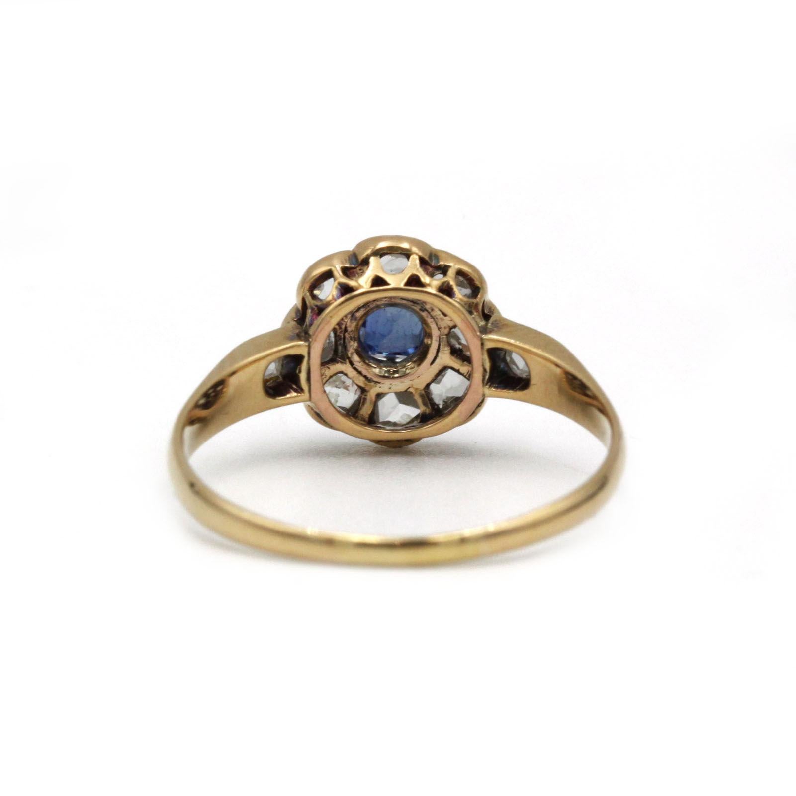 1920s French 18K Yellow Gold Daisy “Marguerite” Ring with 0.40 ct Sapphire & Ros In Excellent Condition For Sale In MONTMORENCY, FR
