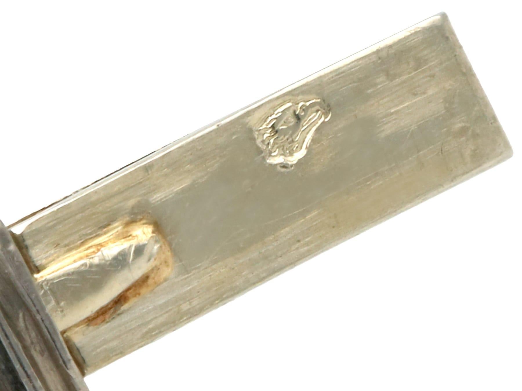 1920s French Antique 6.50 Carat Agate 0.68 Carat Diamond 18k White Gold Bracelet For Sale 3