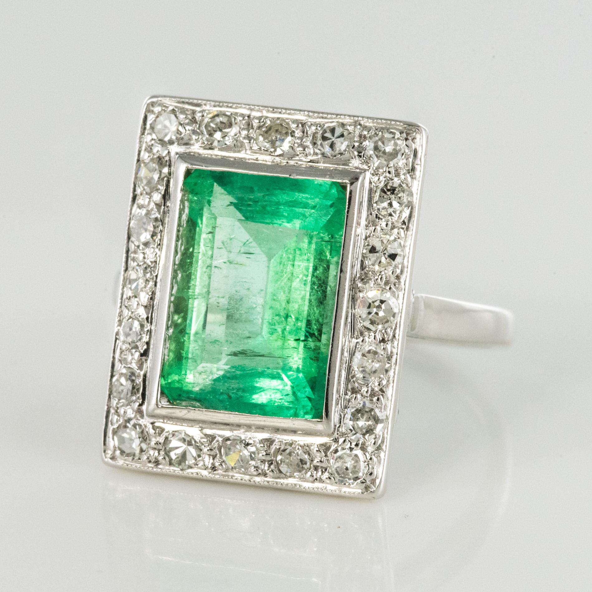 1920s French Art Deco 2.60 Carat Emerald Diamond Ring In Excellent Condition In Poitiers, FR