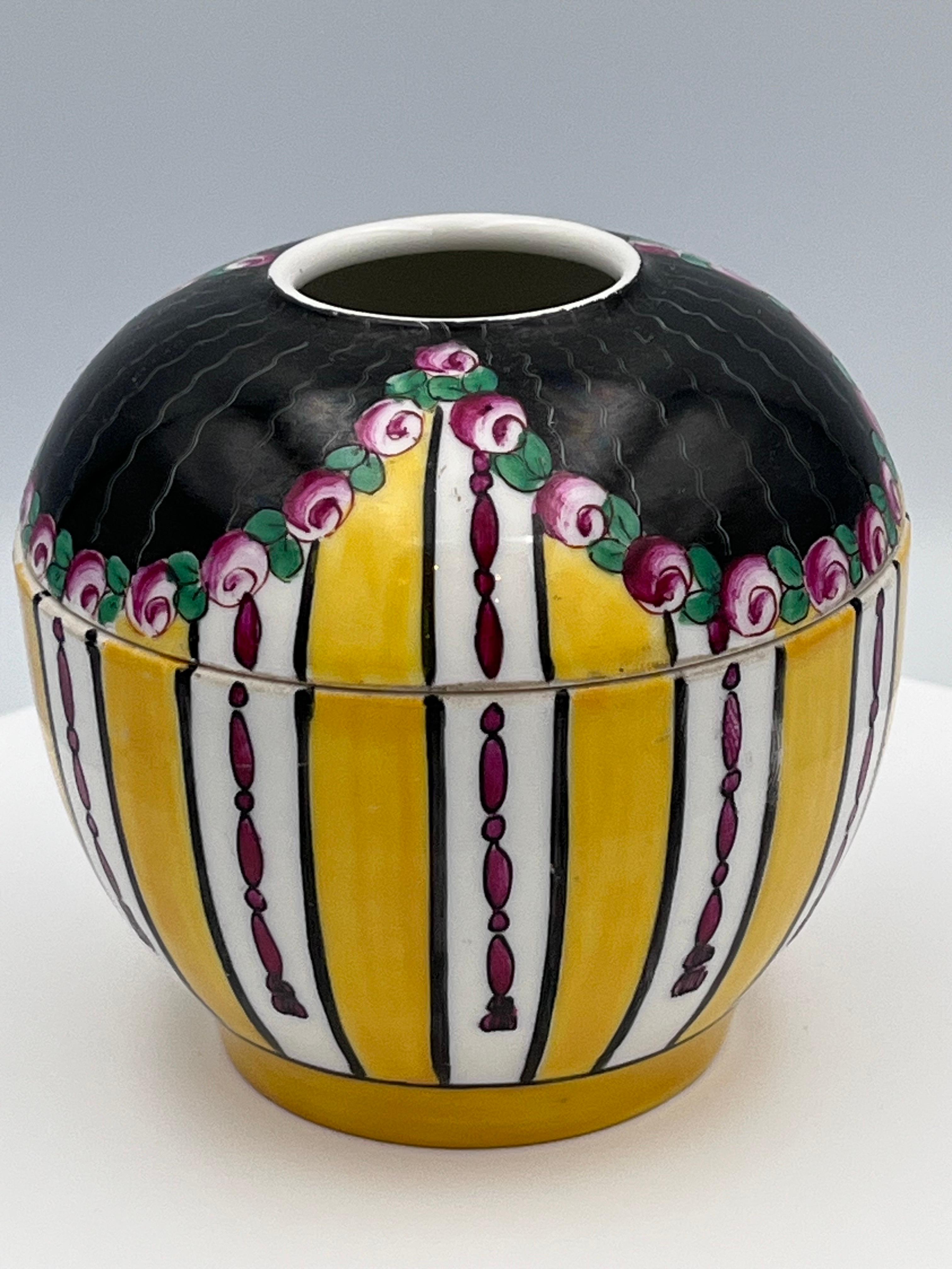 1920s Art Deco francés Aladin Receptor de pelo de porcelana pintado a mano / Tarro de tocador con tapa

Este exquisito recibidor para el pelo de porcelana francesa Art Decó de Aladin de los años 20 es un sorprendente ejemplo de la unión de