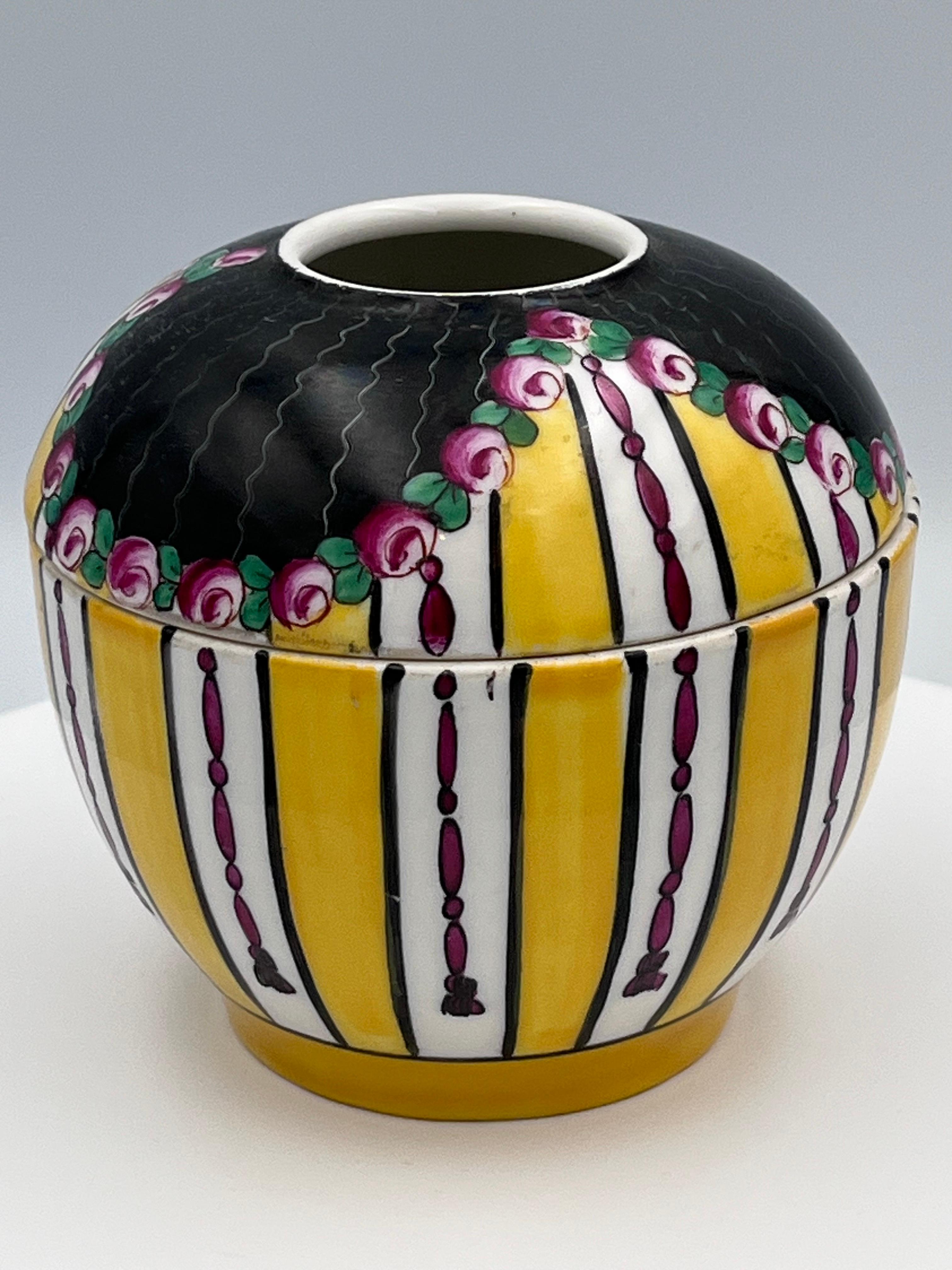 Receptor de pelo / tarro con tapa de porcelana pintada a mano Aladin Art Decó francés de 1920 Francés en venta