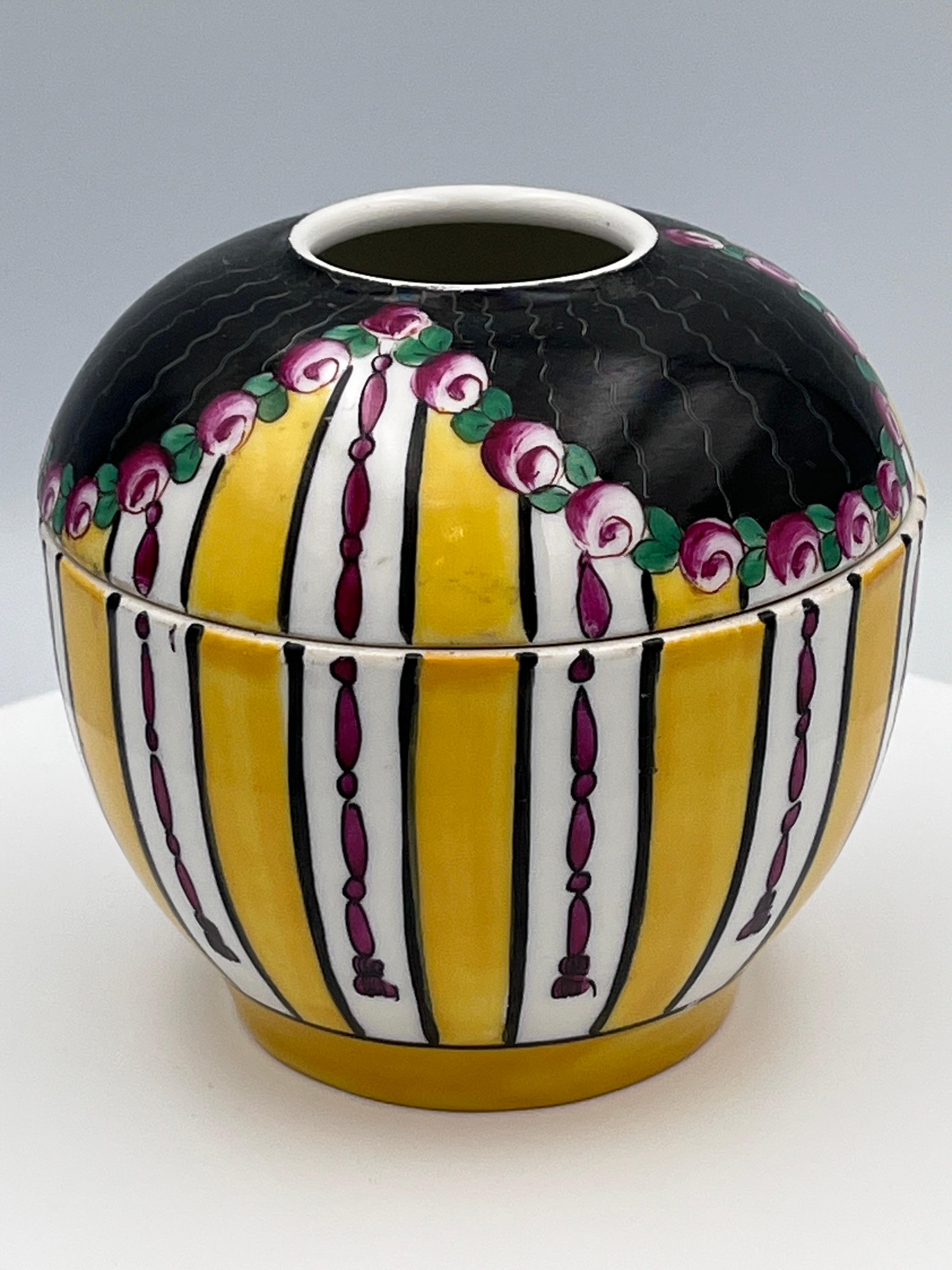 Receptor de pelo / tarro con tapa de porcelana pintada a mano Aladin Art Decó francés de 1920 Pintado a mano en venta