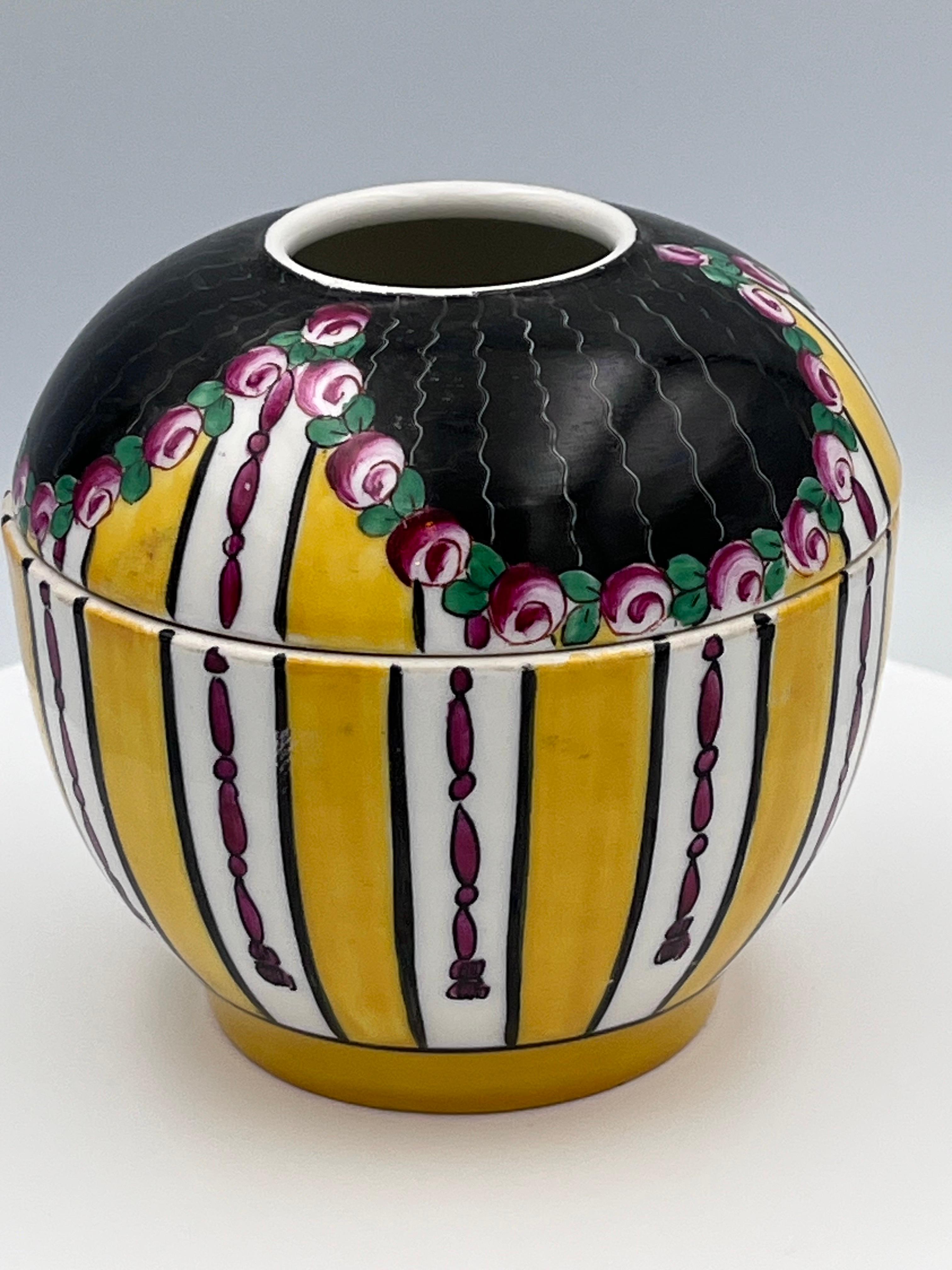 Receptor de pelo / tarro con tapa de porcelana pintada a mano Aladin Art Decó francés de 1920 en Bueno estado para la venta en Red Lion, PA