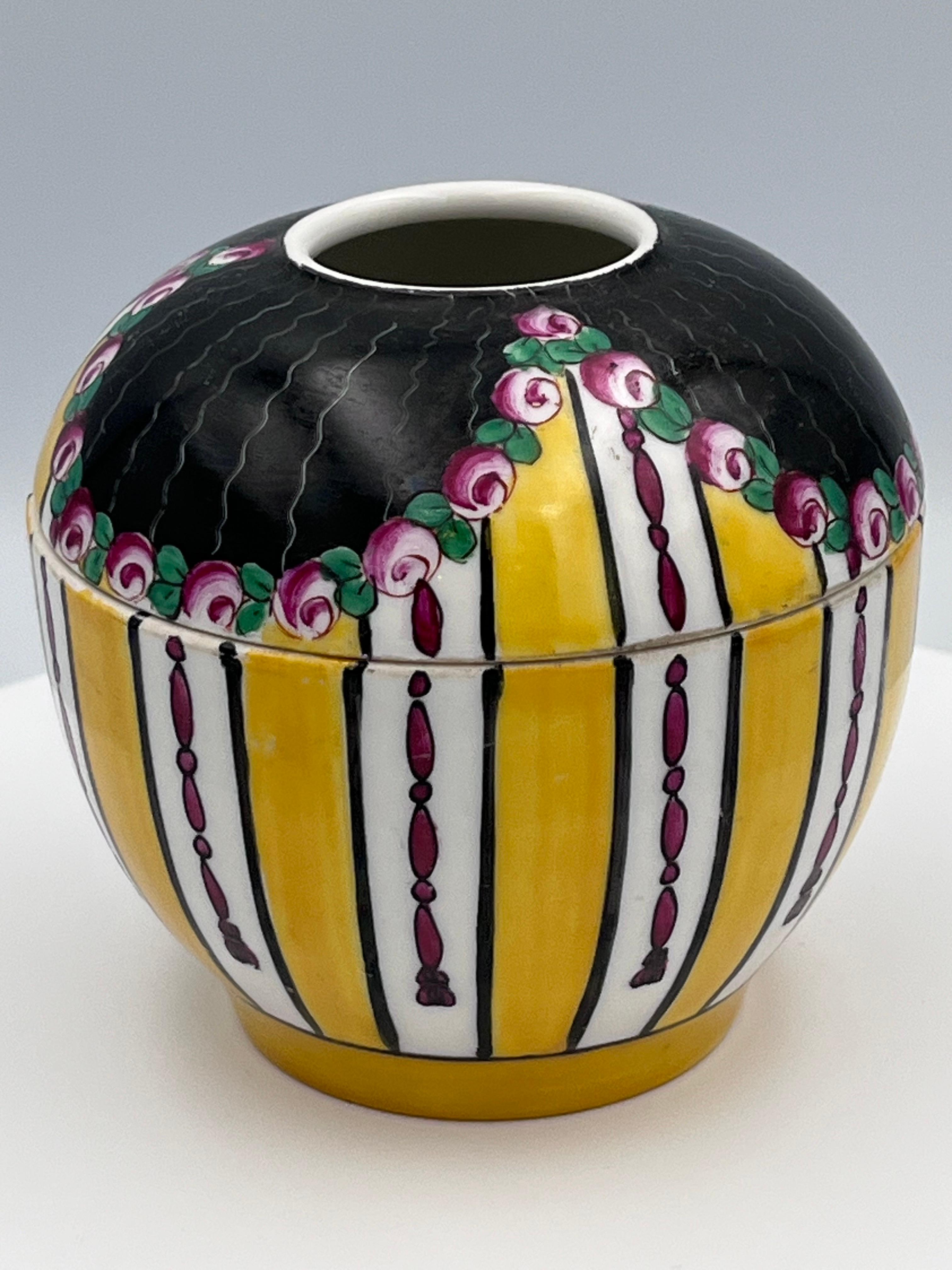 Receptor de pelo / tarro con tapa de porcelana pintada a mano Aladin Art Decó francés de 1920 principios del siglo XX en venta