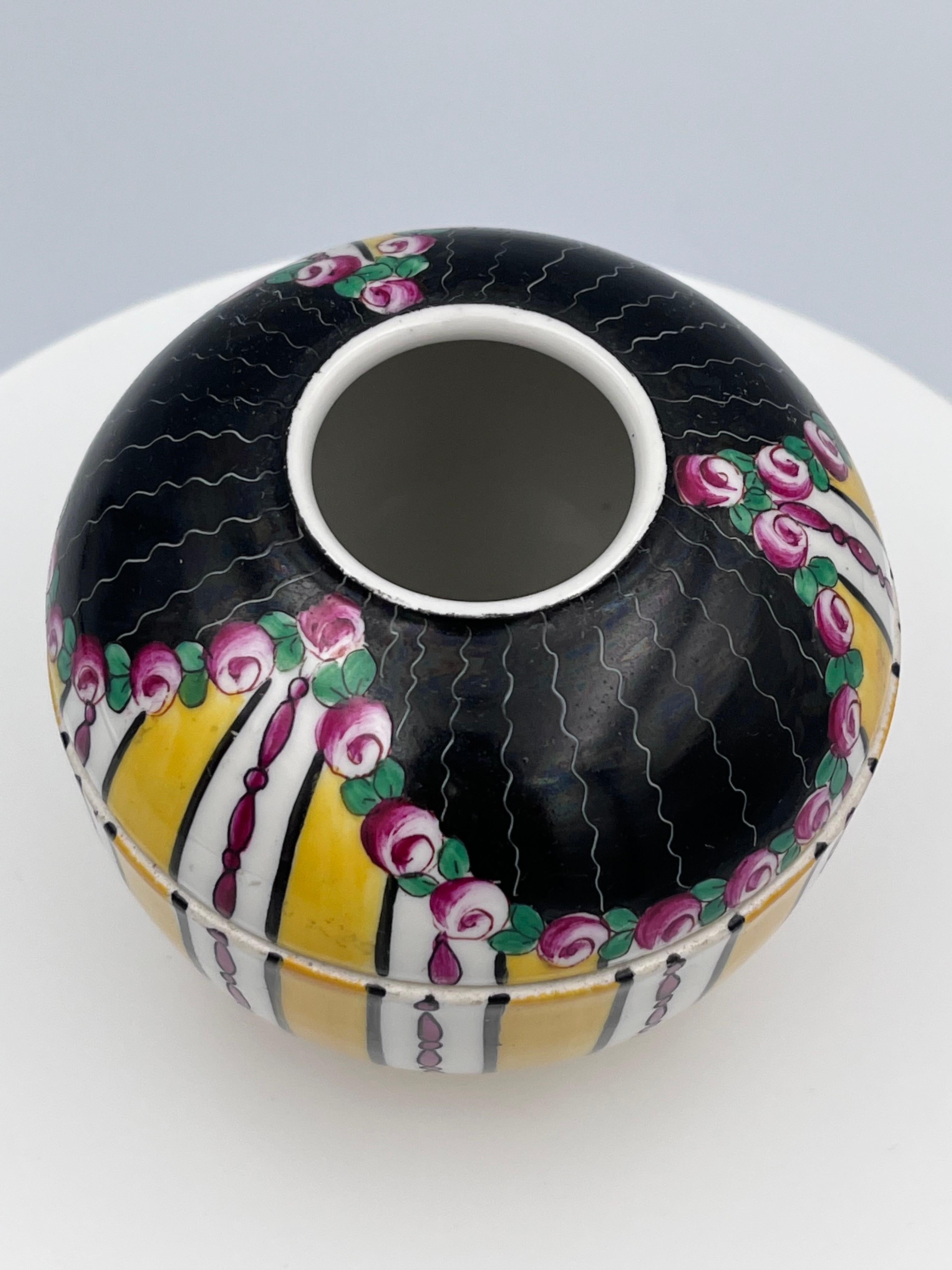 Receptor de pelo / tarro con tapa de porcelana pintada a mano Aladin Art Decó francés de 1920 Porcelana en venta