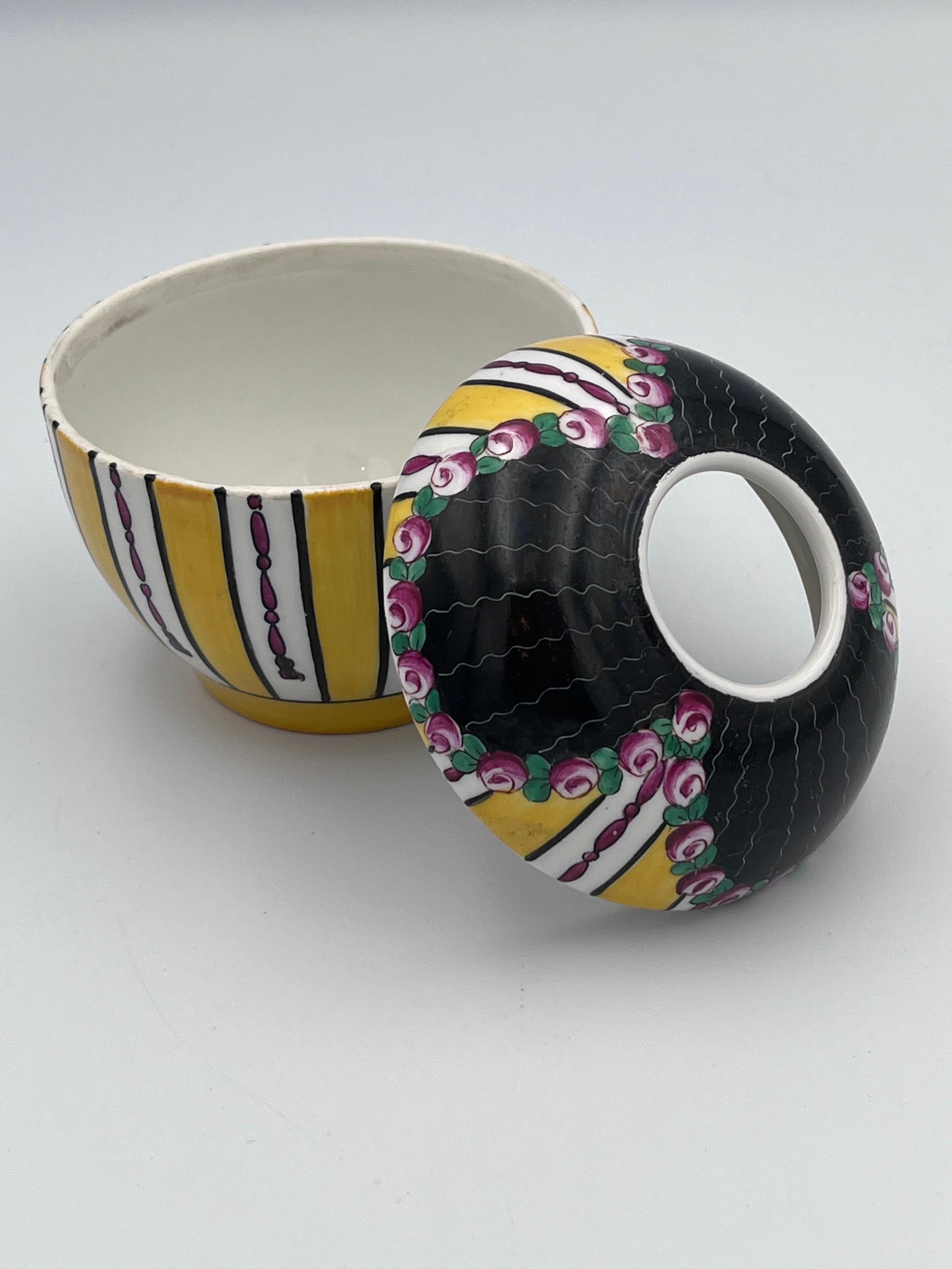 Receptor de pelo / tarro con tapa de porcelana pintada a mano Aladin Art Decó francés de 1920 en venta 1