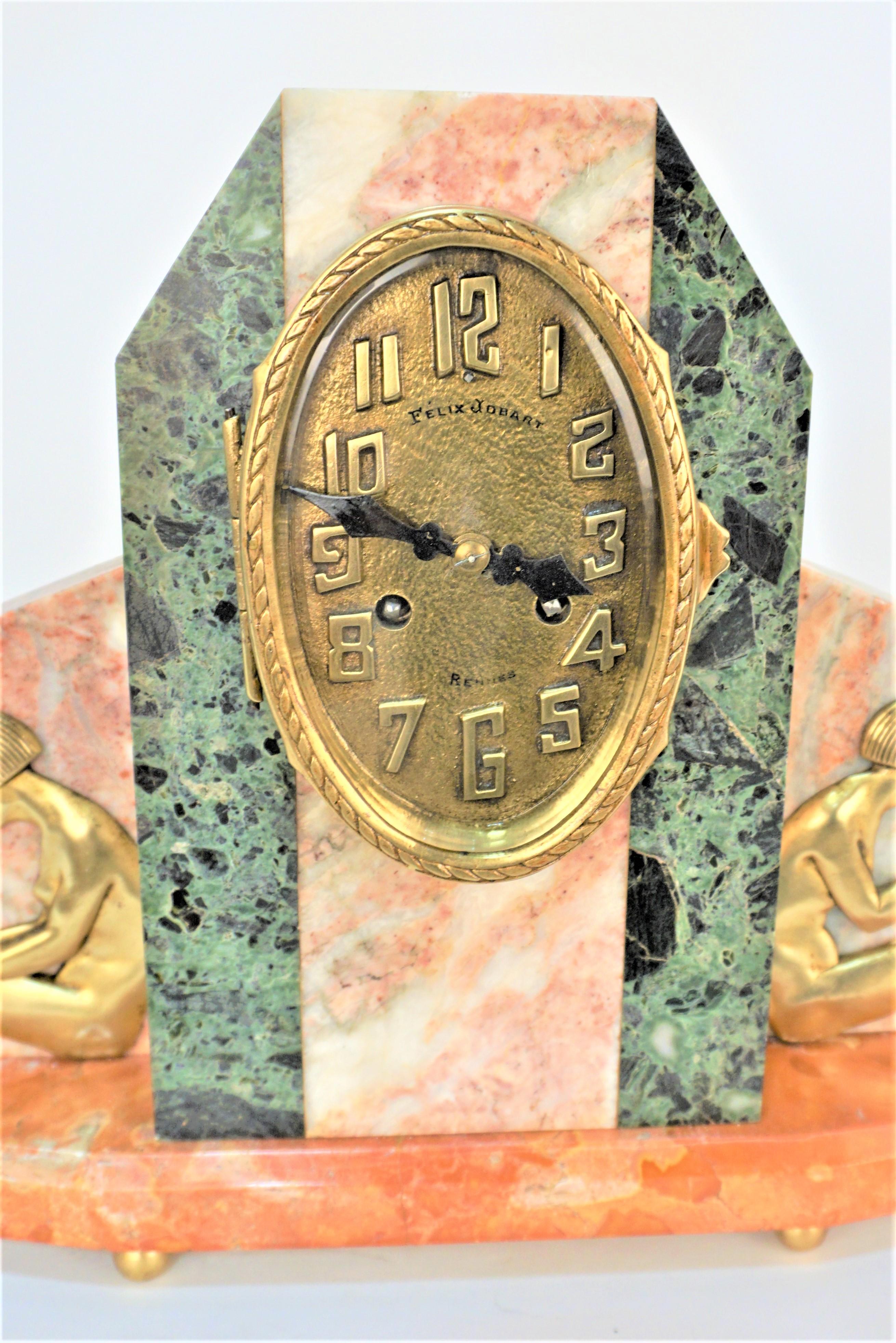 Sehr elegante Art Deco Drei Farbe Marmor und Bronze Uhr circa 1920's
in schönem, funktionierendem Zustand.
Diese Uhr ist professionell gereinigt und gewartet worden.