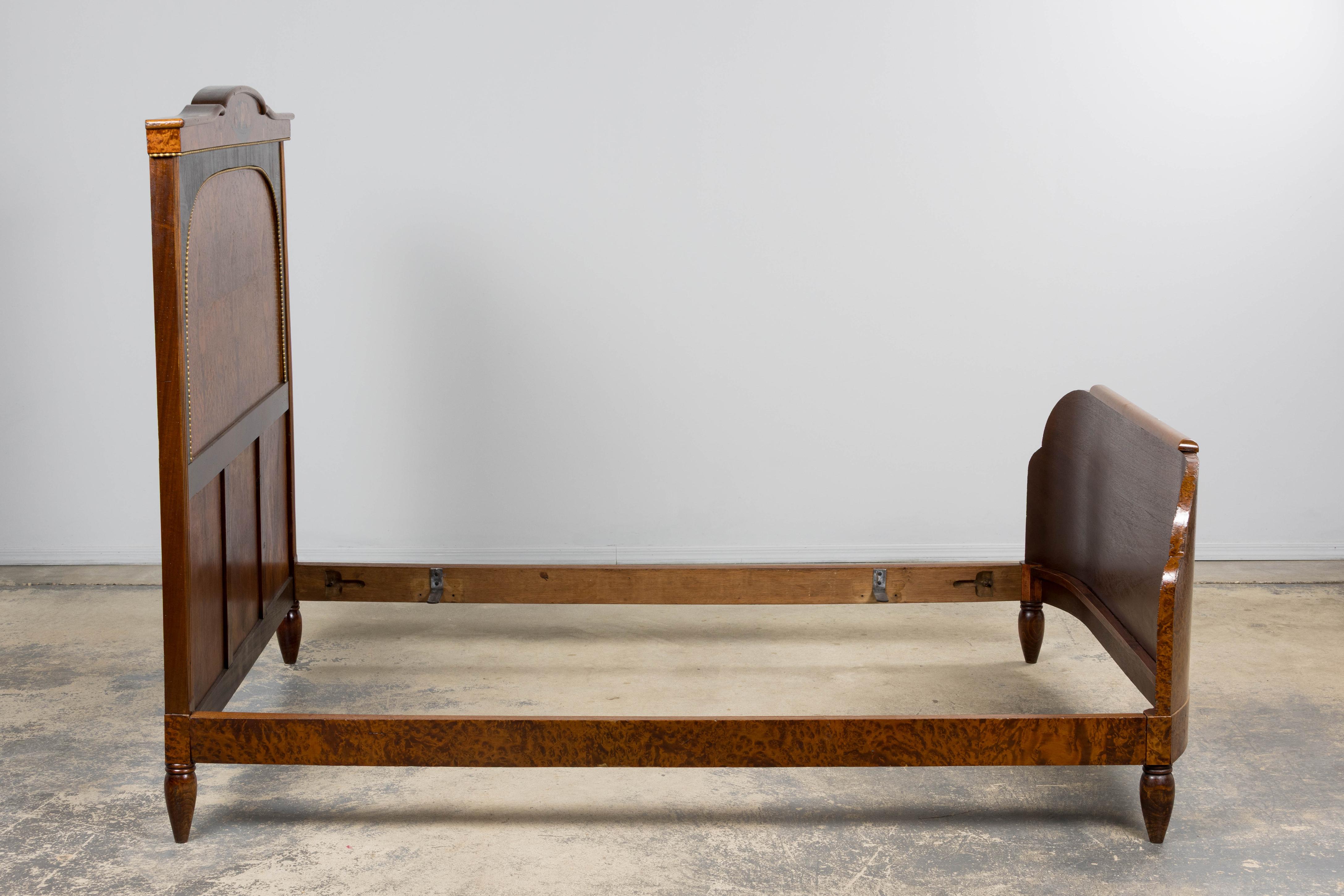 Cadre de lit complet en ronce de noyer Art déco français des années 1920 en vente 8