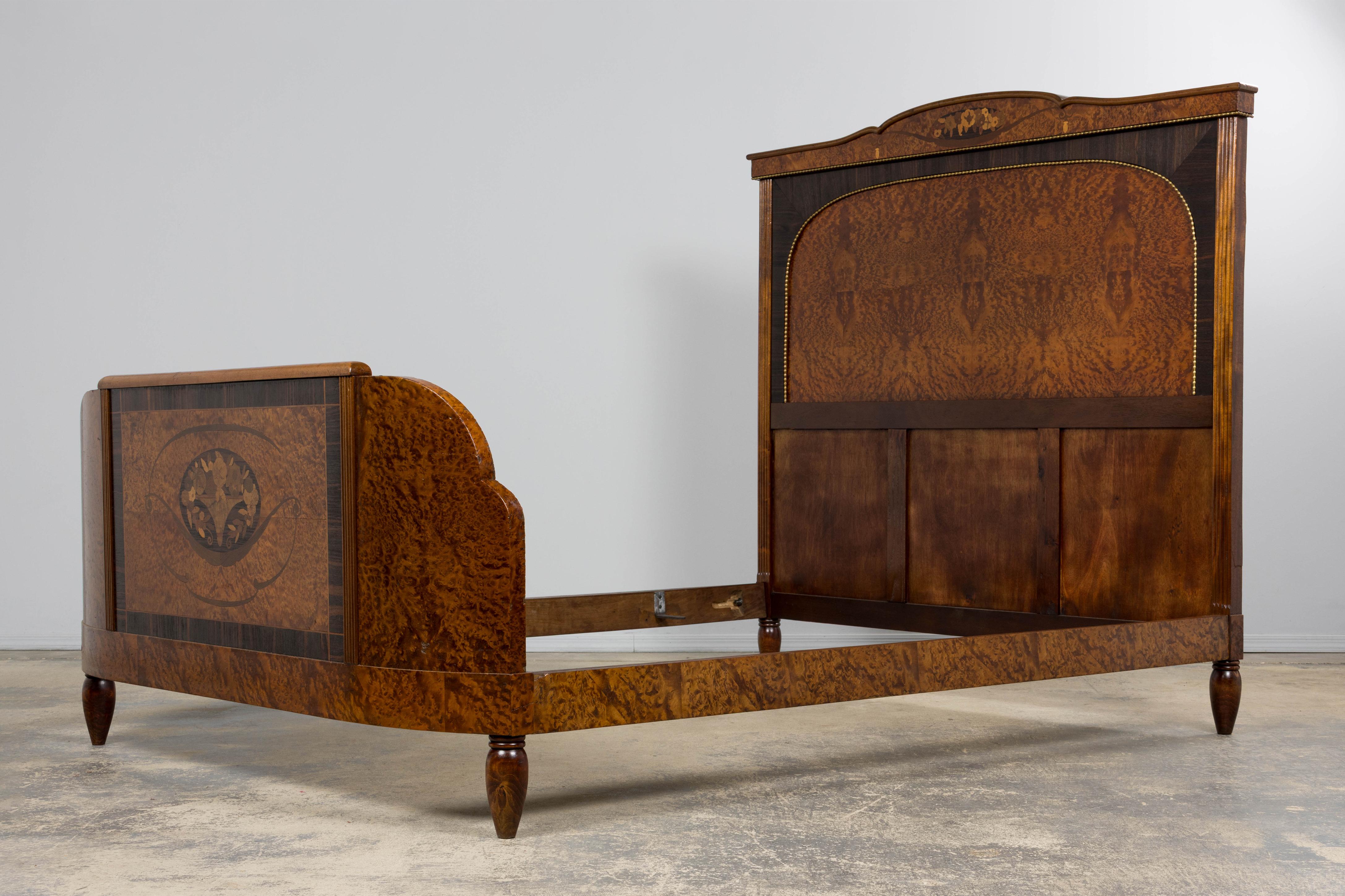 Cadre de lit complet en ronce de noyer Art déco français des années 1920 en vente 11