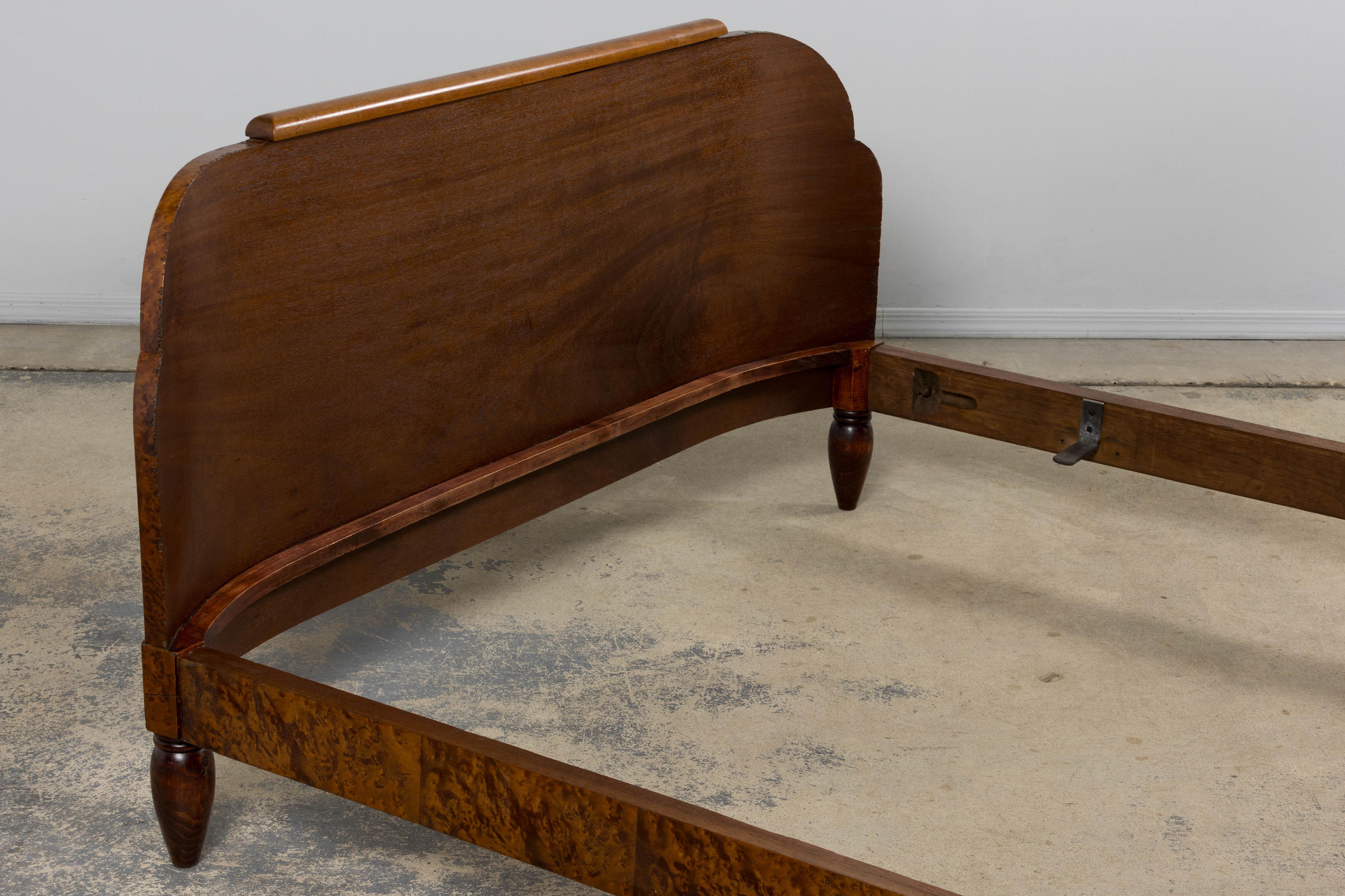 Cadre de lit complet en ronce de noyer Art déco français des années 1920 en vente 12